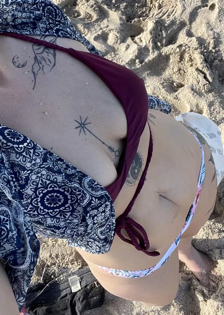 Beach day cleavage😍