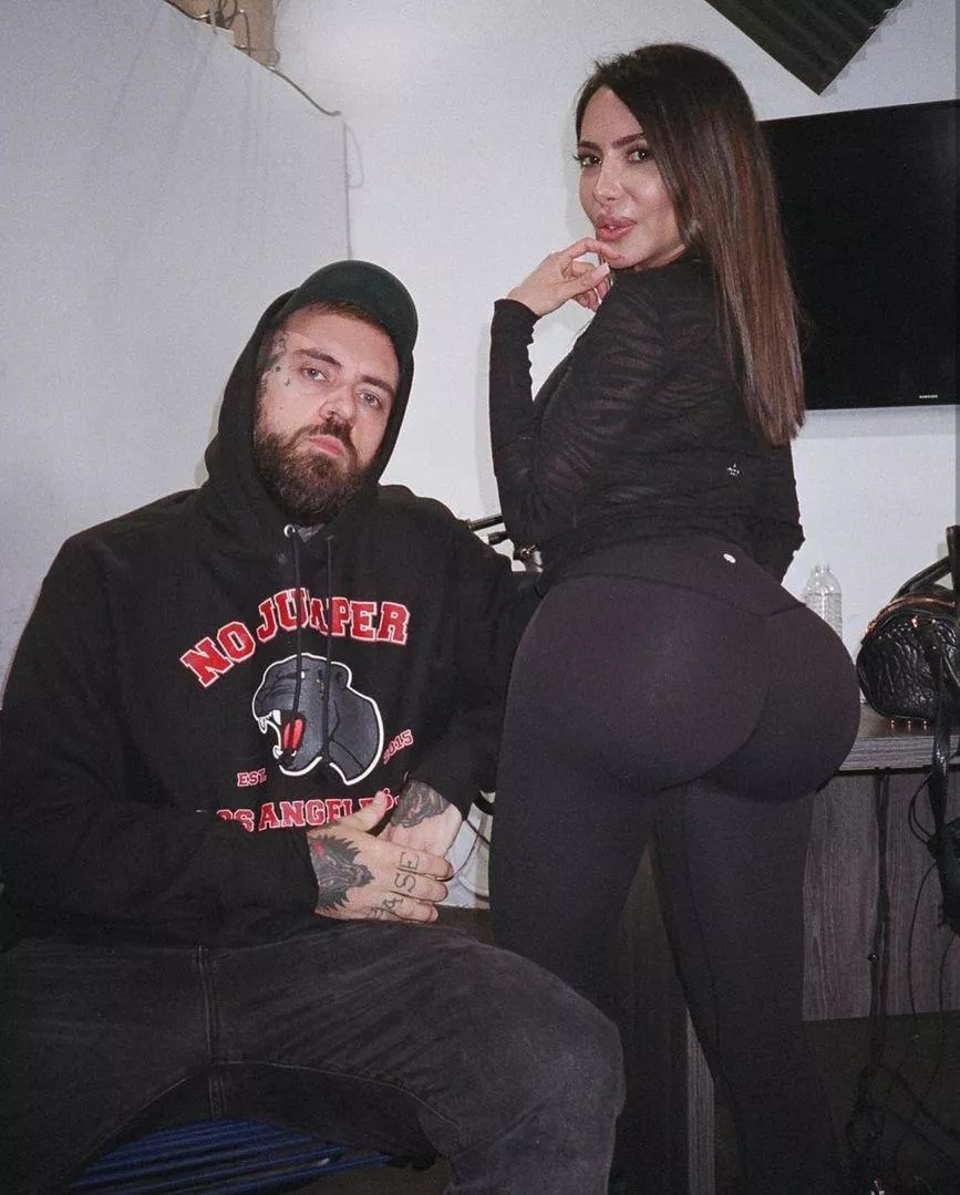 Imagine to grab her ass in this leggings 🍑