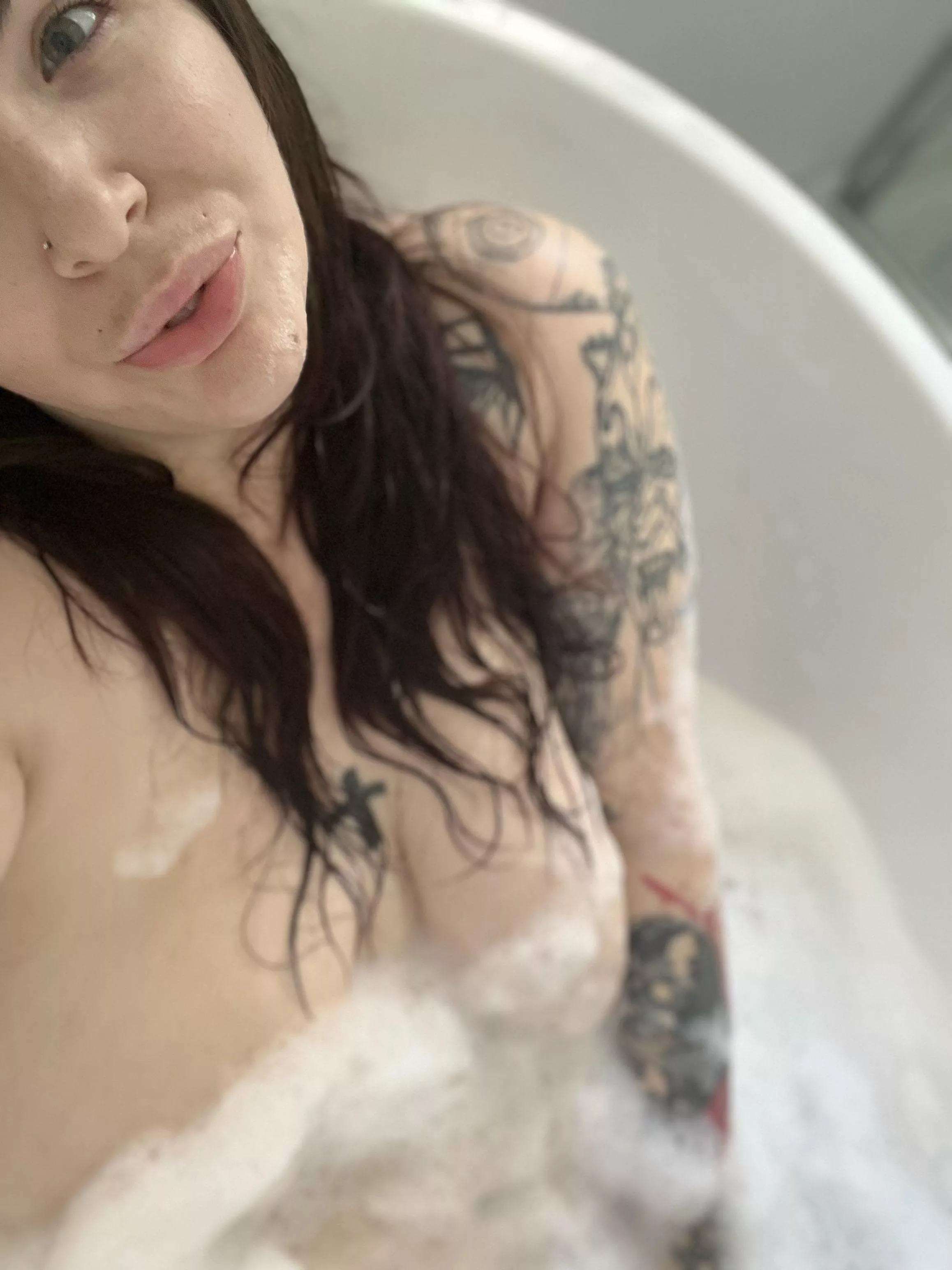 Wanna take a bath with a 30yo mama? ðŸ’¦