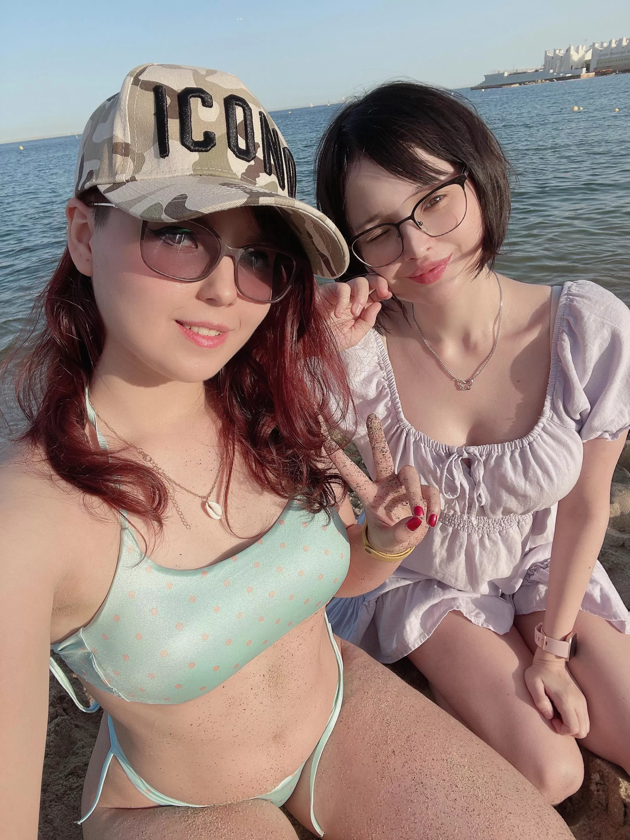 Sisters at the beach - Hidori and Jannet Kat