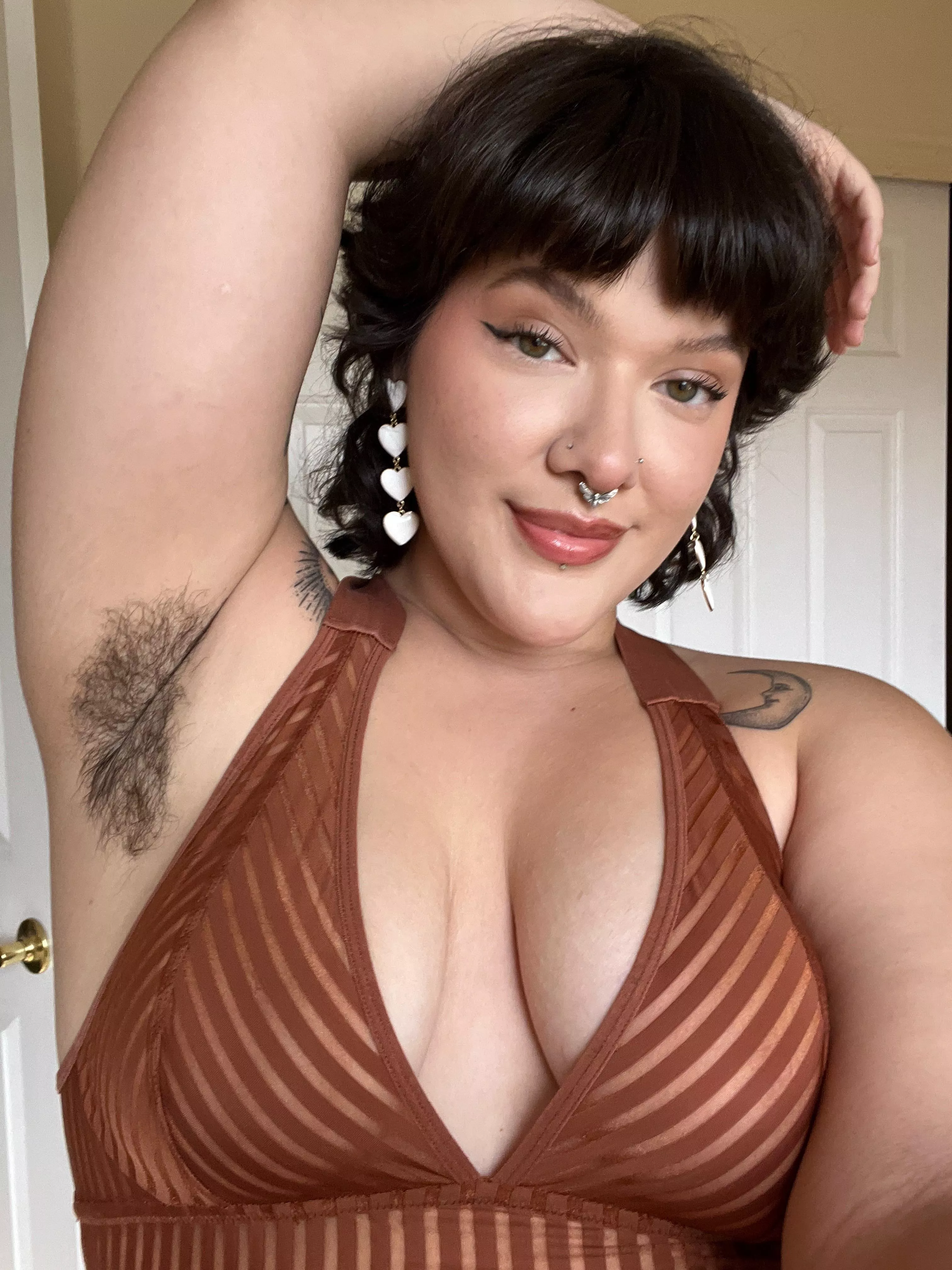 My hairy pits make me feel so sexy