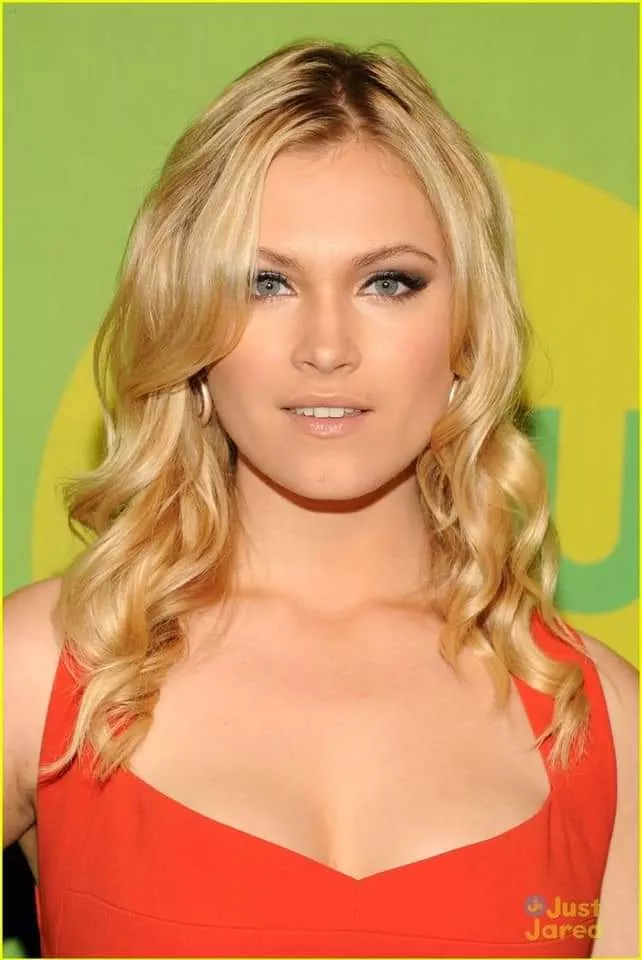 Anyone wanna stroke to Eliza Taylor?