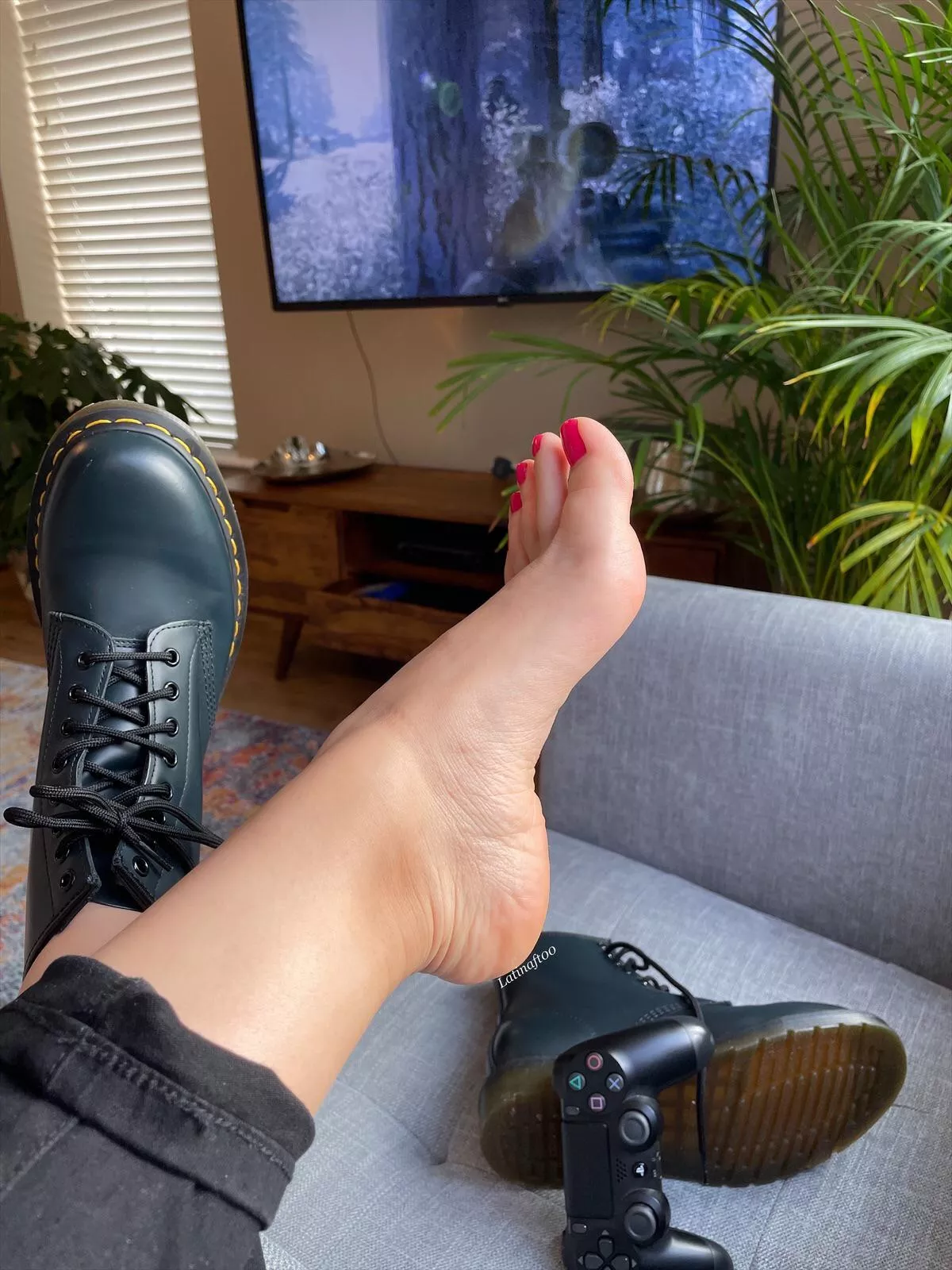 Kiss my feet while I game