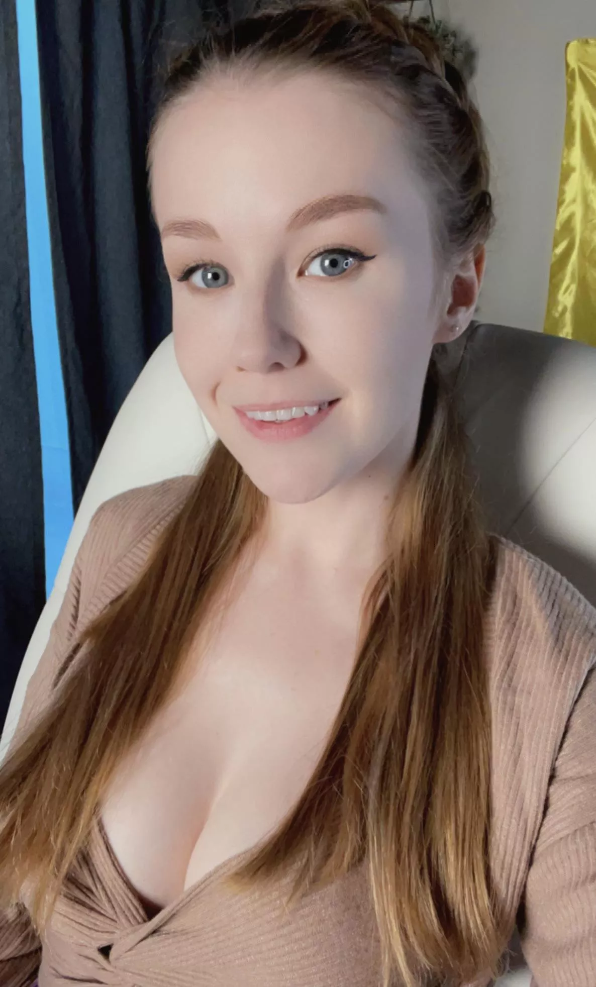 Come hang on twitch! /EmilyBloomShow