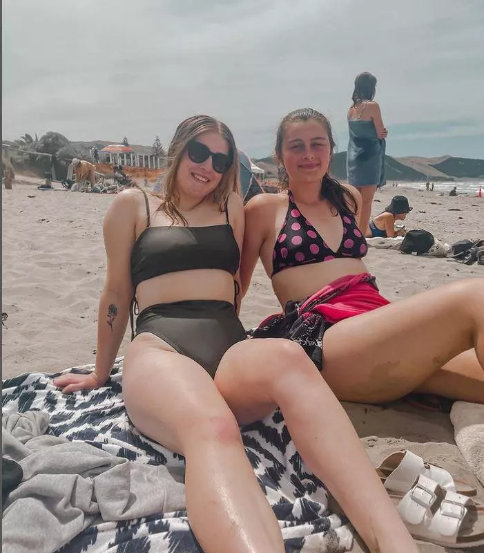 2 Beach babes mmm