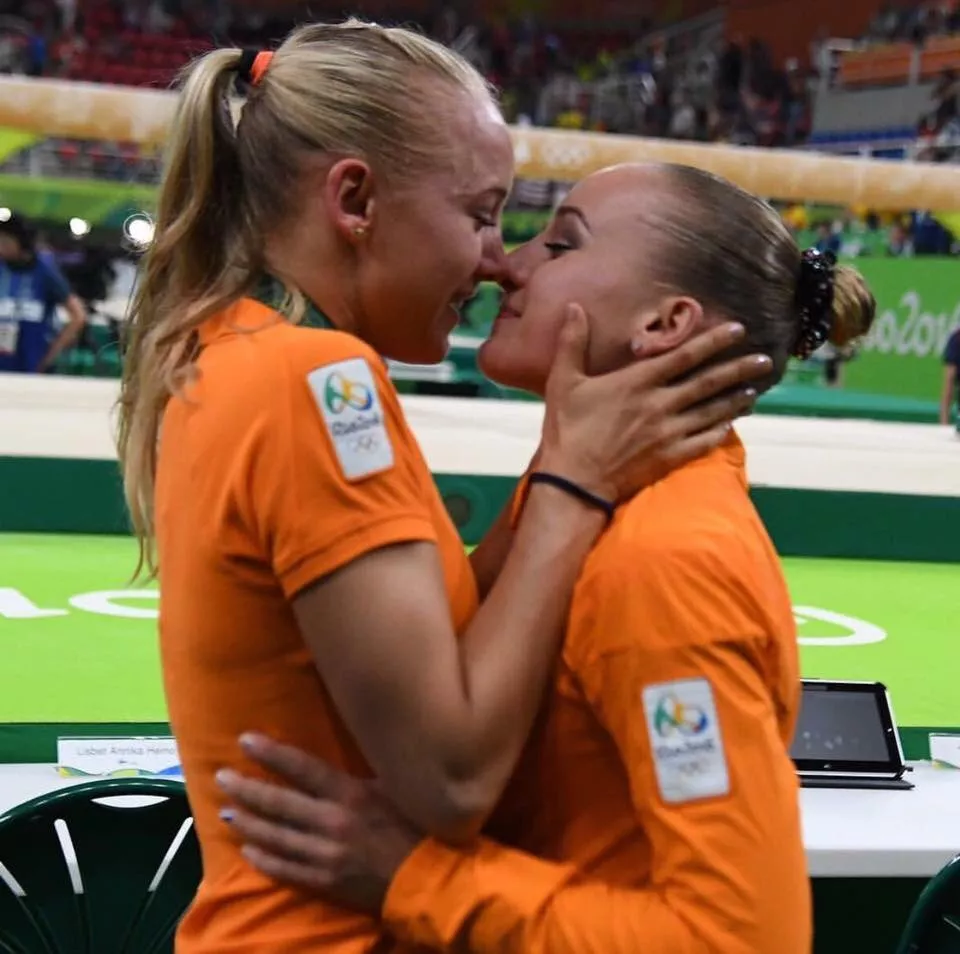 ��Lieke Wevers congratulating hre twin sister sanne wevers for wining gold on balance beam