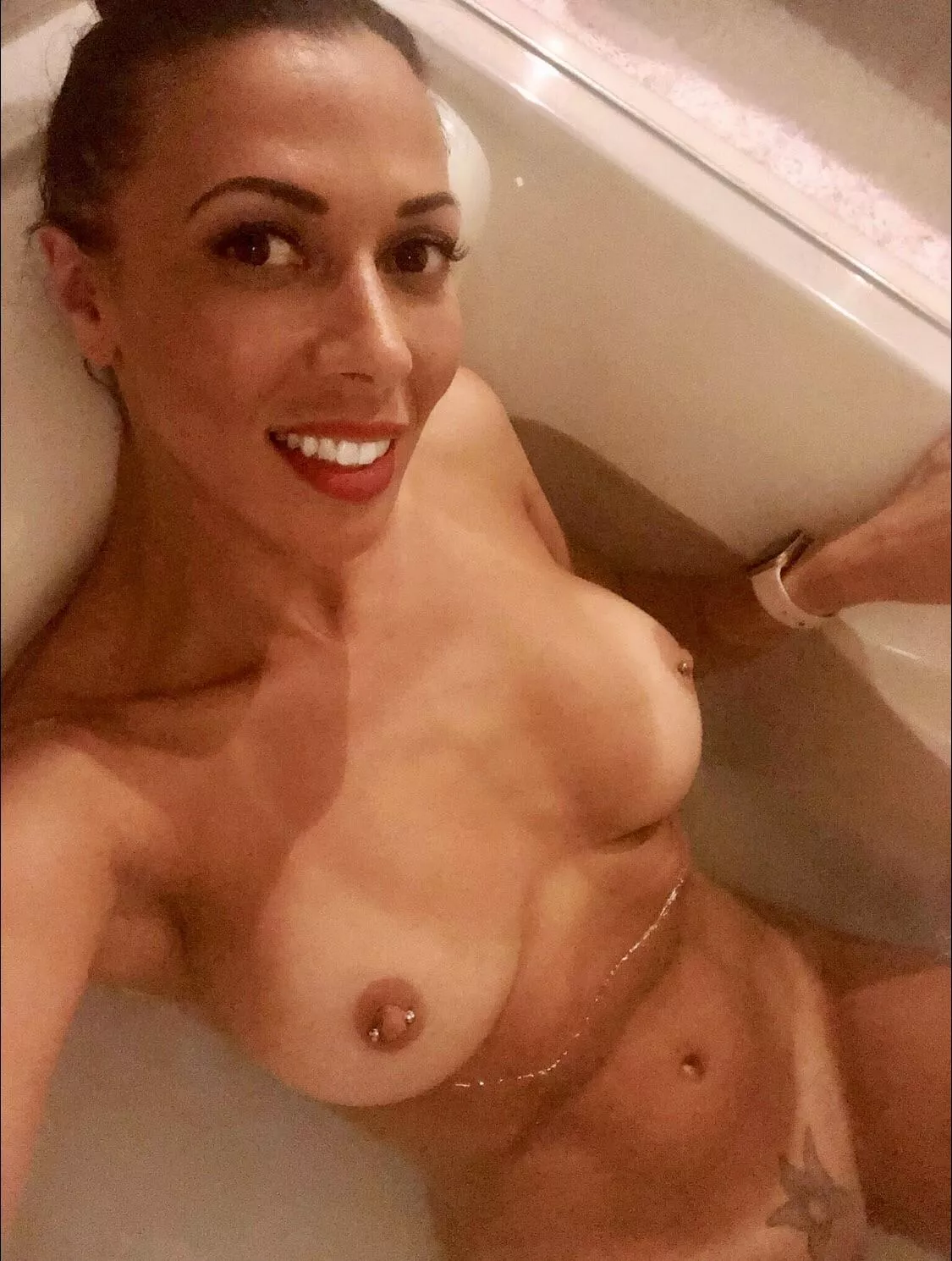 Bathtub eSlfie ?