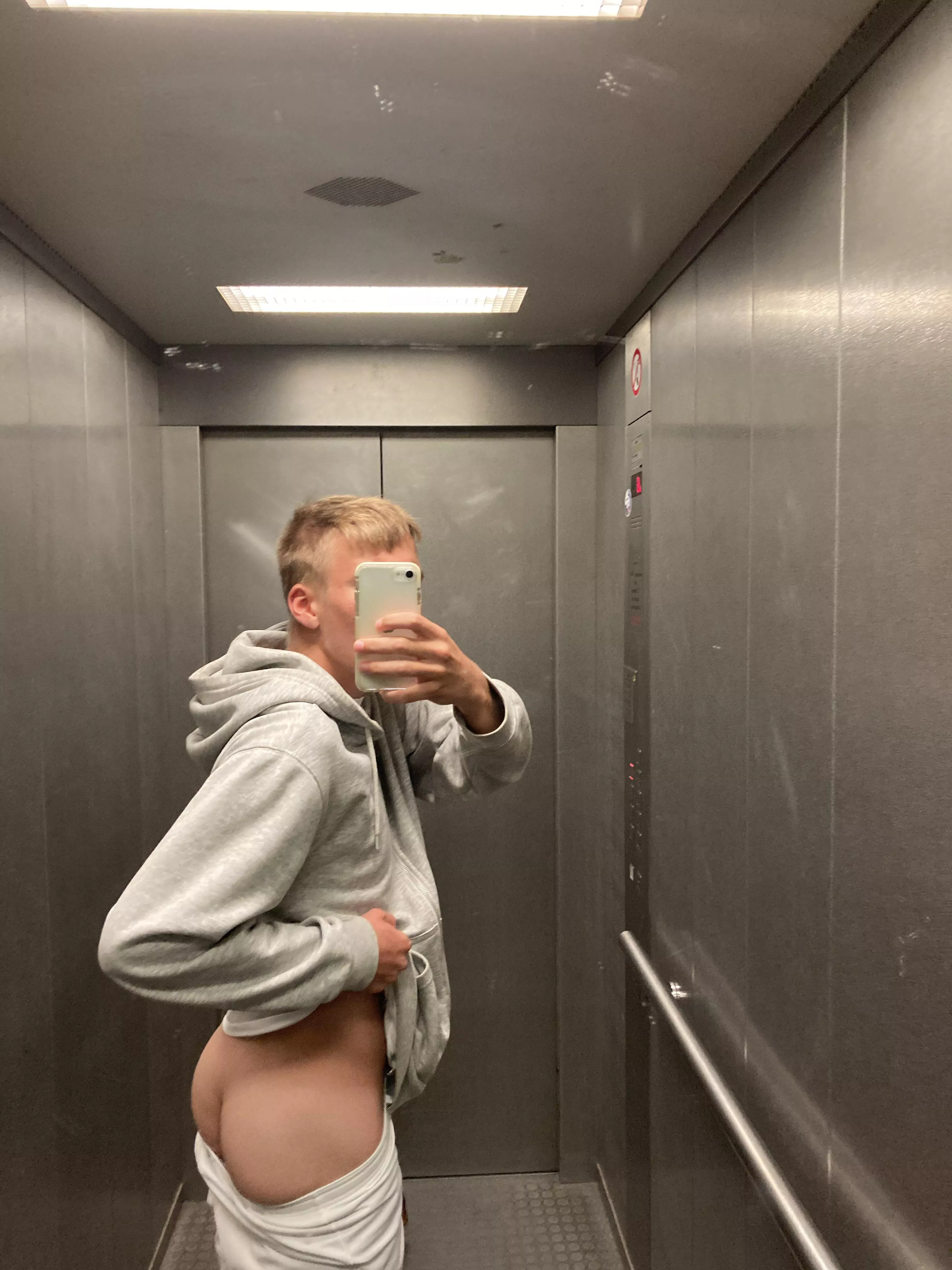 Who want a good fuckboy in the elevator :D