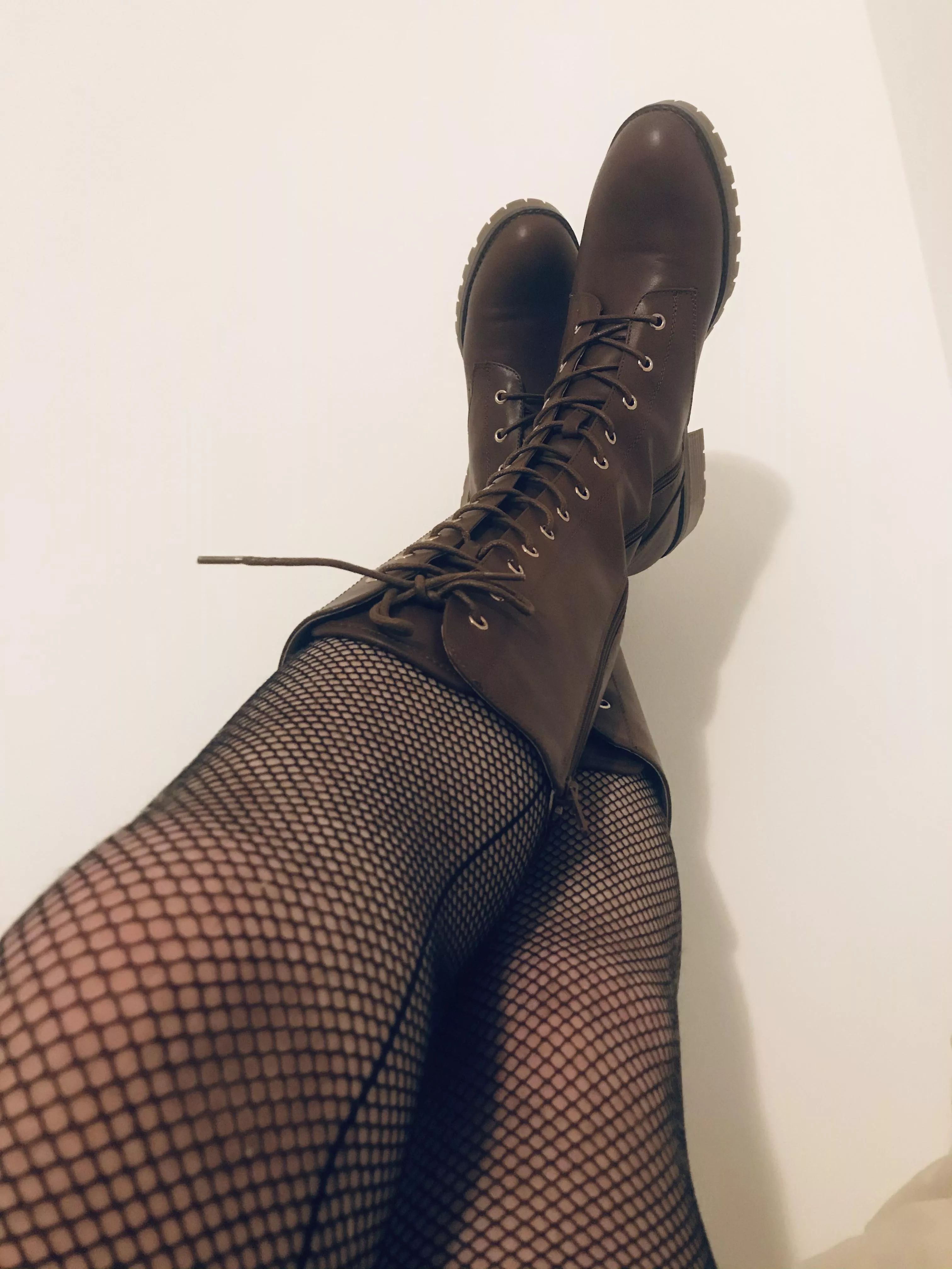 In love with these brown lace-up boots!