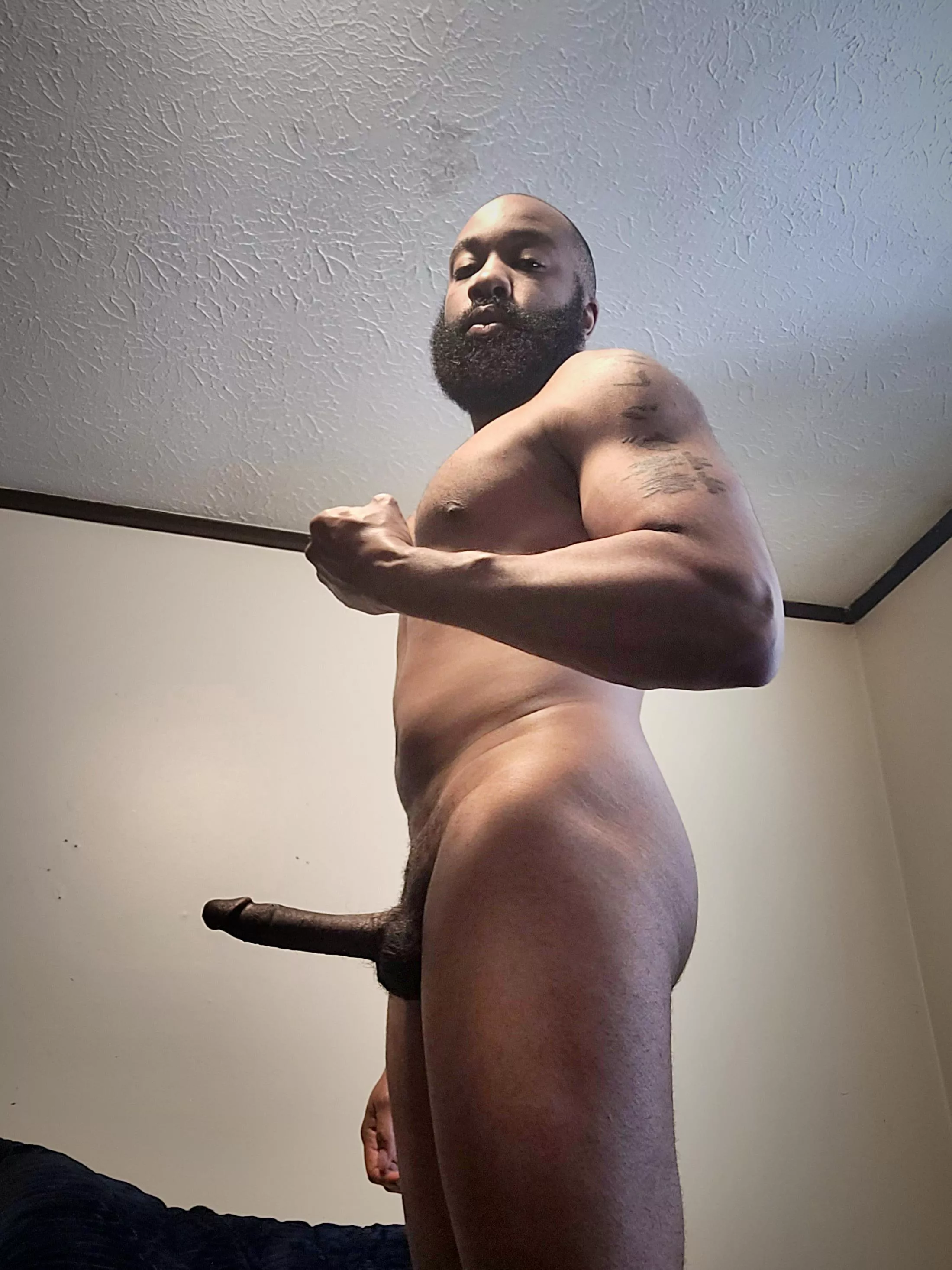 Dick standing at attention and ready to be serviced 💪🏾😈