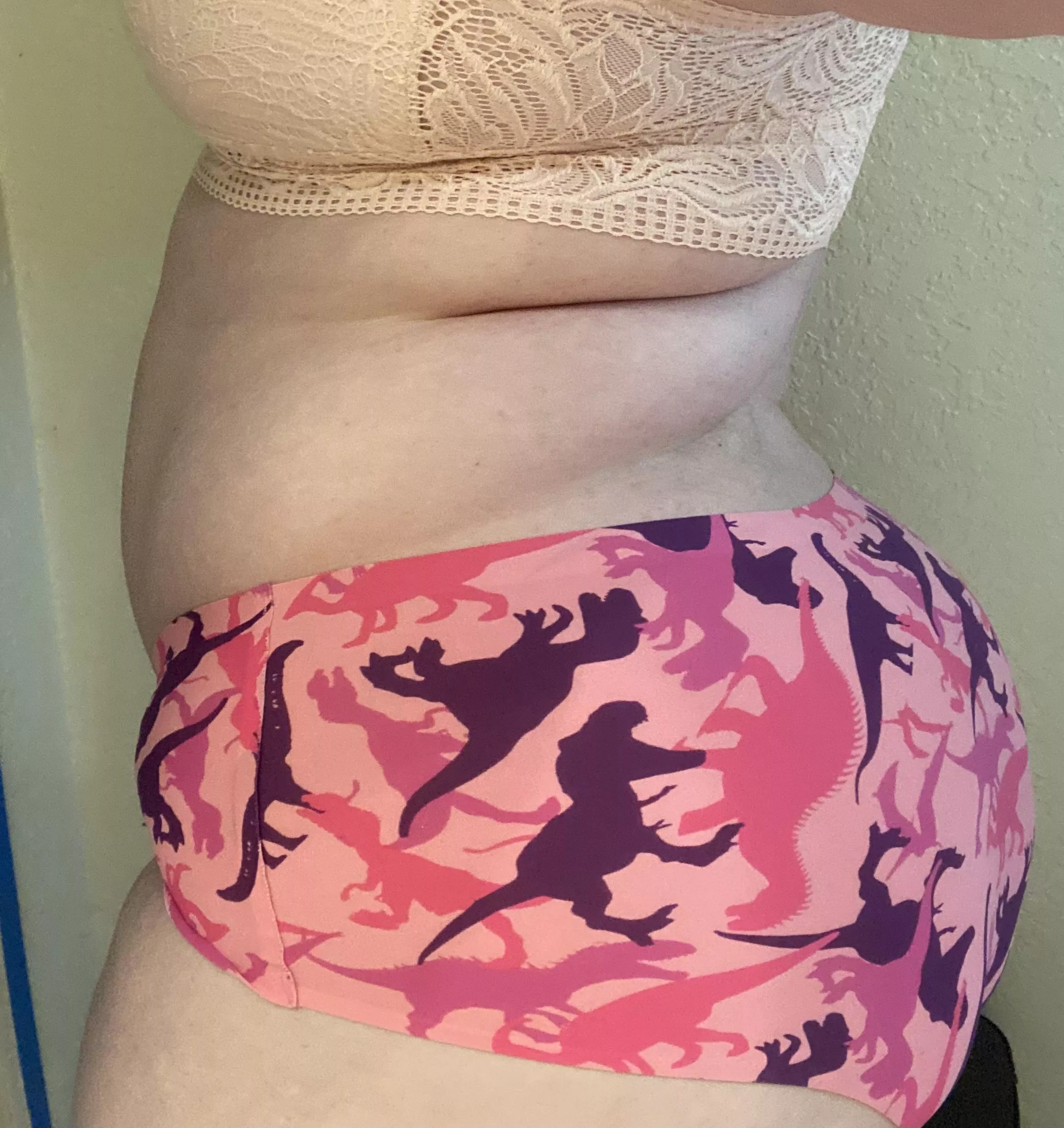 [selling] â˜€ï¸ verified â˜€ï¸ BBW MILF & Nurse â˜€ï¸ super hot outside! â˜€ï¸ ðŸŒ¸ Whoâ€™s interested in sweaty gardening panties? ðŸ¥µ