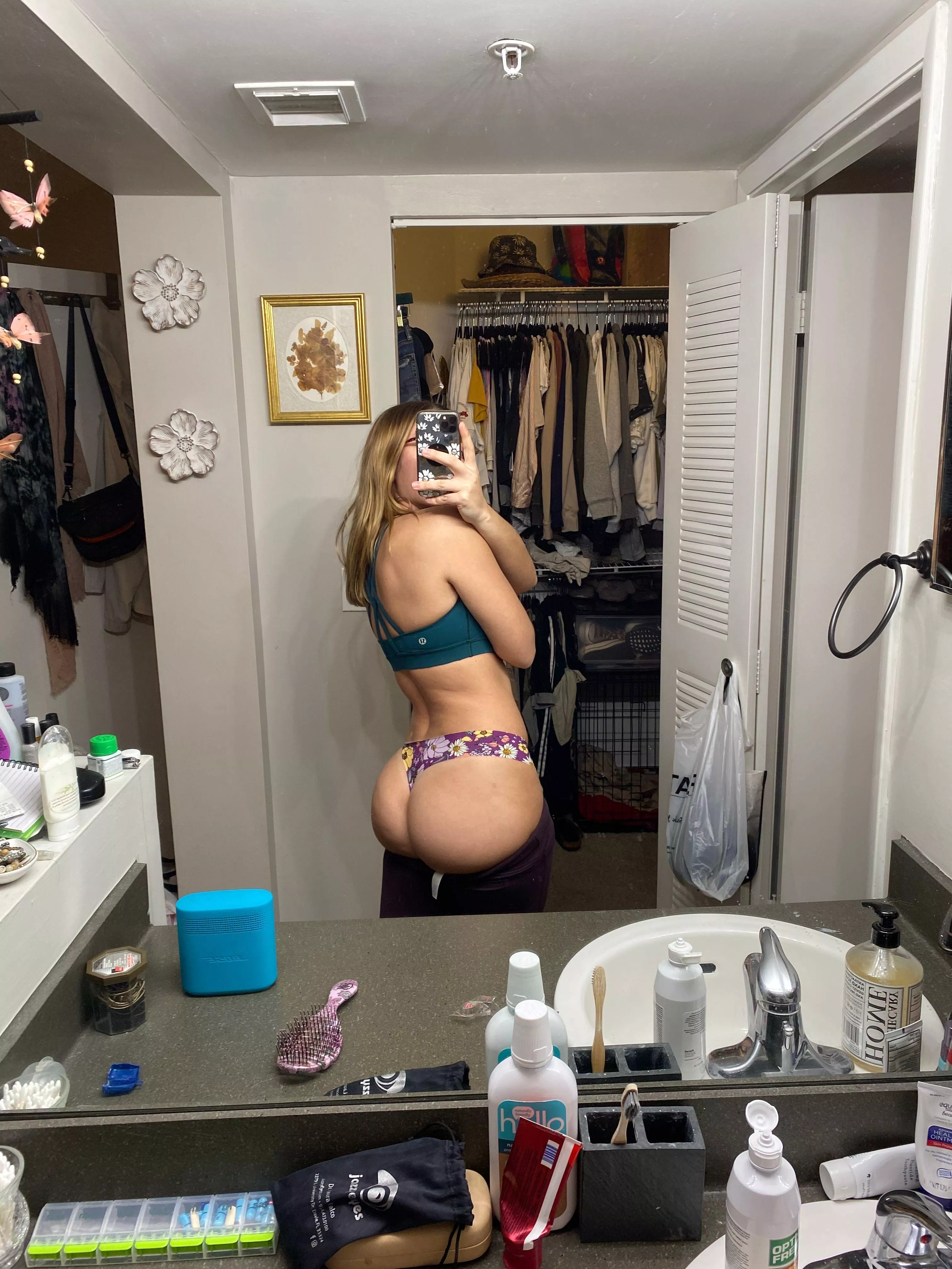 A thiccc booty blonde girl for you