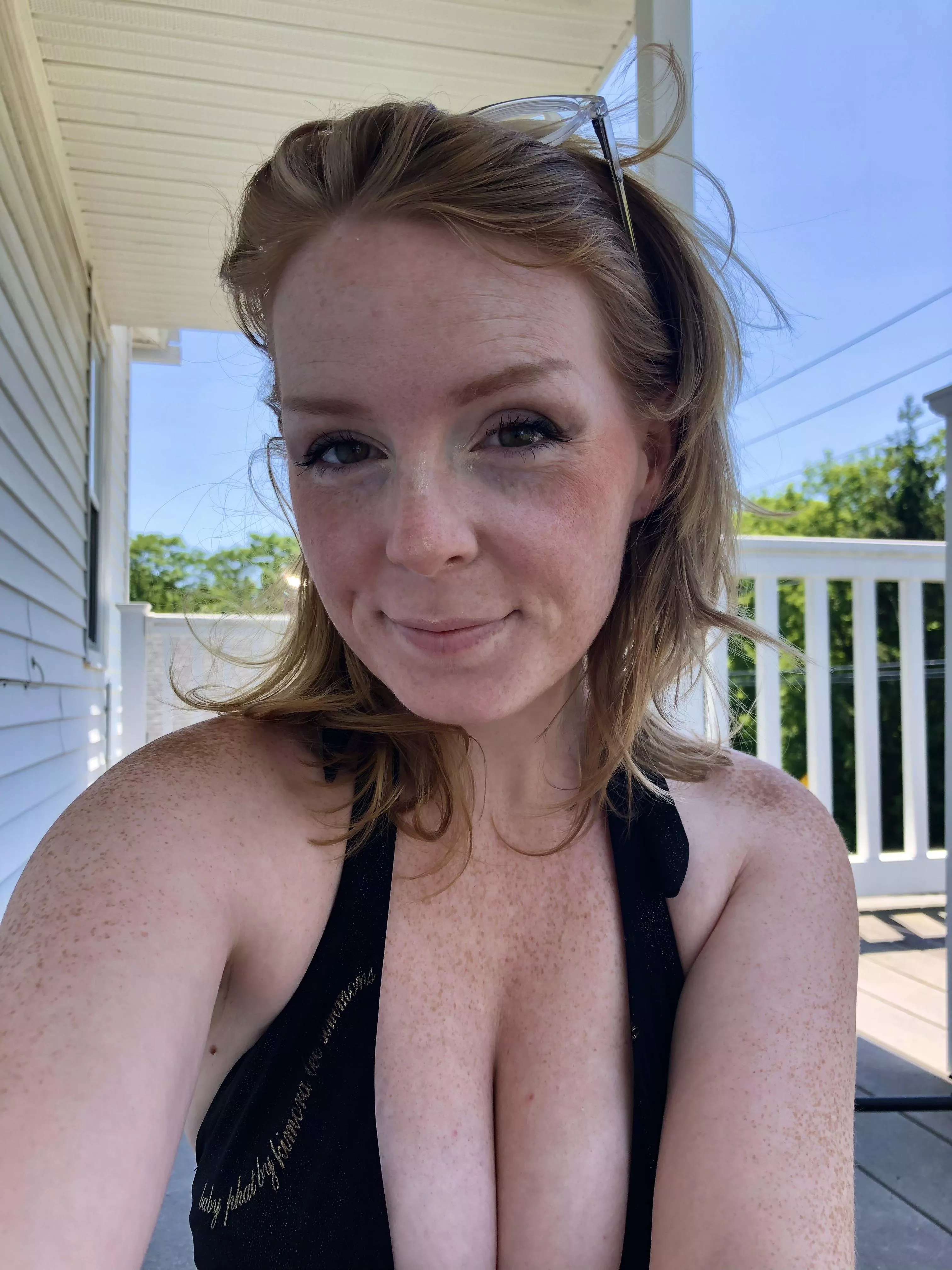 Happy Sunday! Suns out, boobs out.