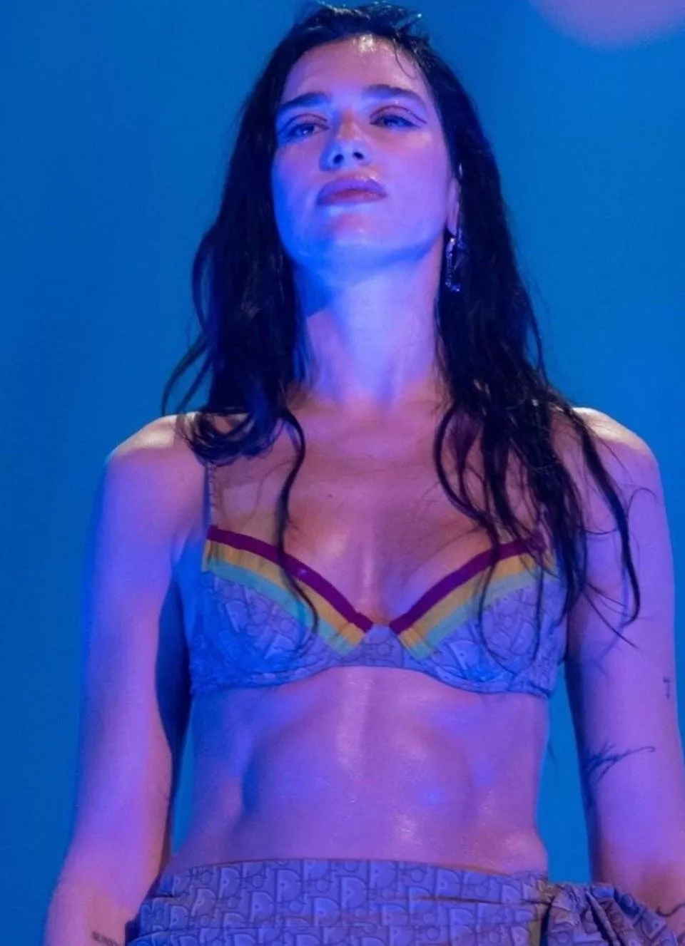 Dua sweaty abs ðŸ¤¤