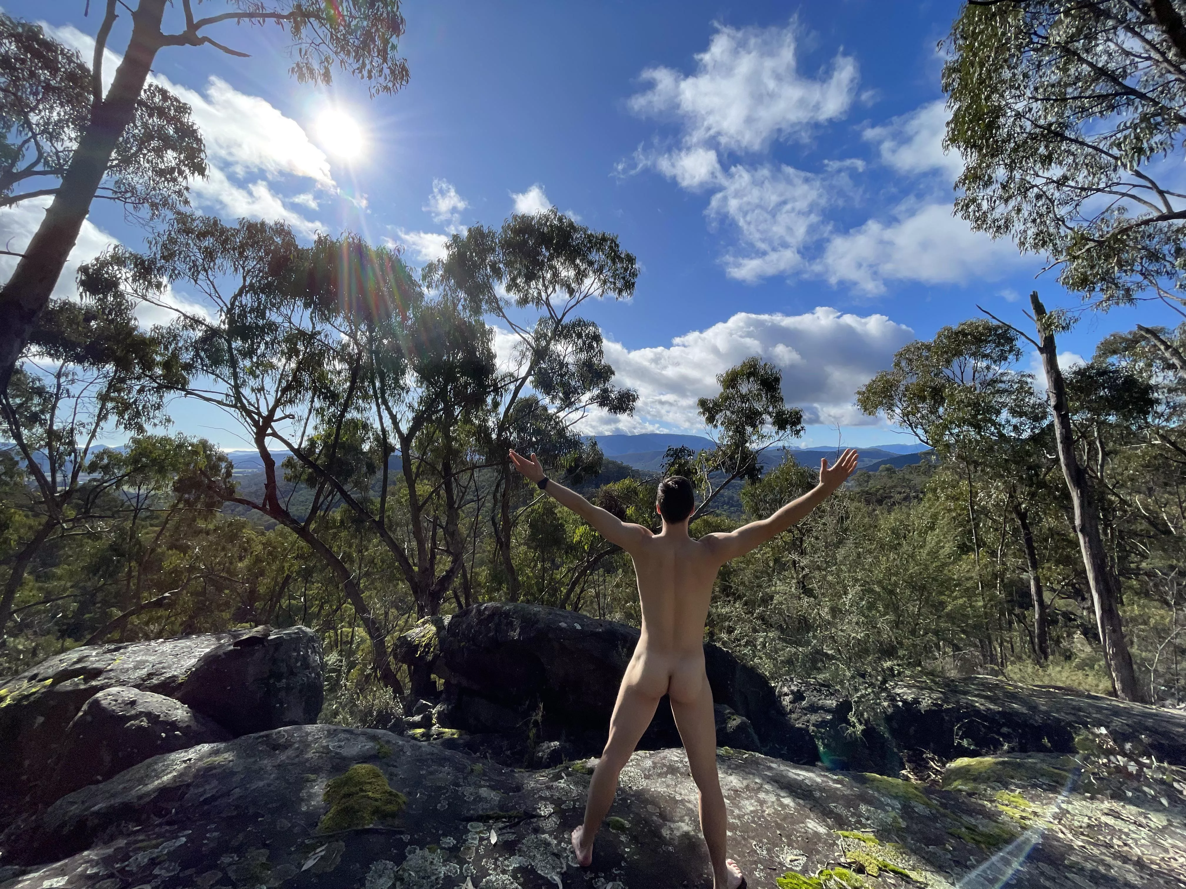 Naked hiking in the Aussie bush 🍑