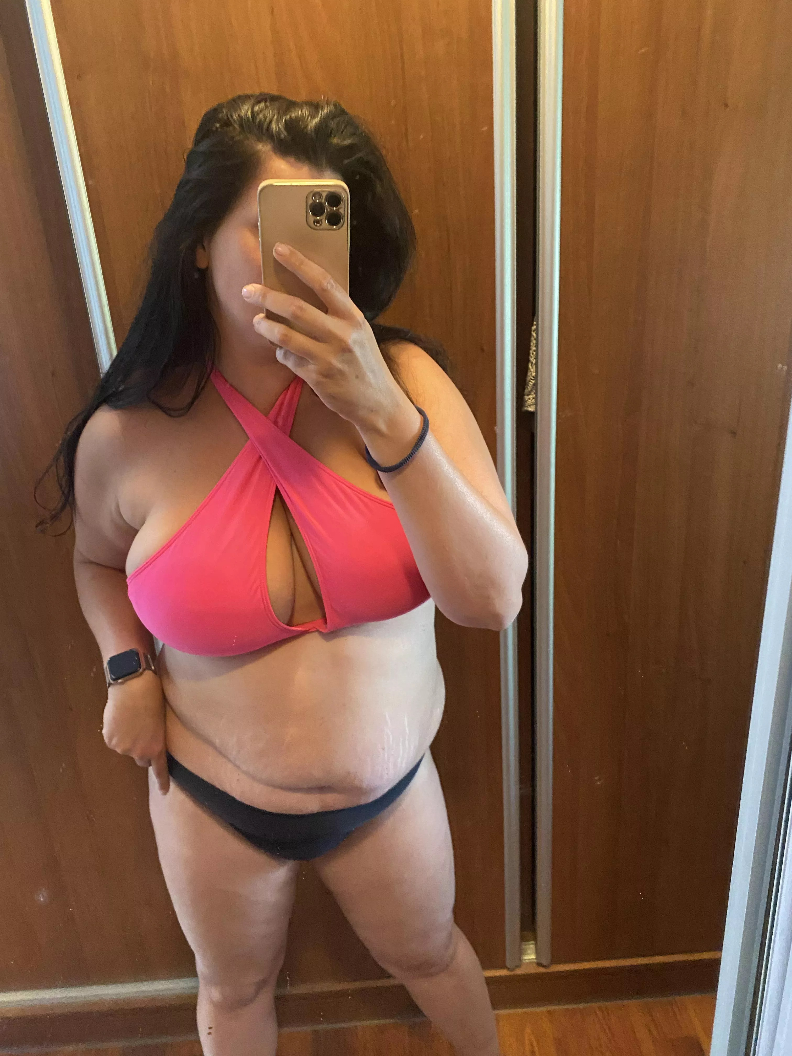 Hope u wont mind curvy milf in bikinis