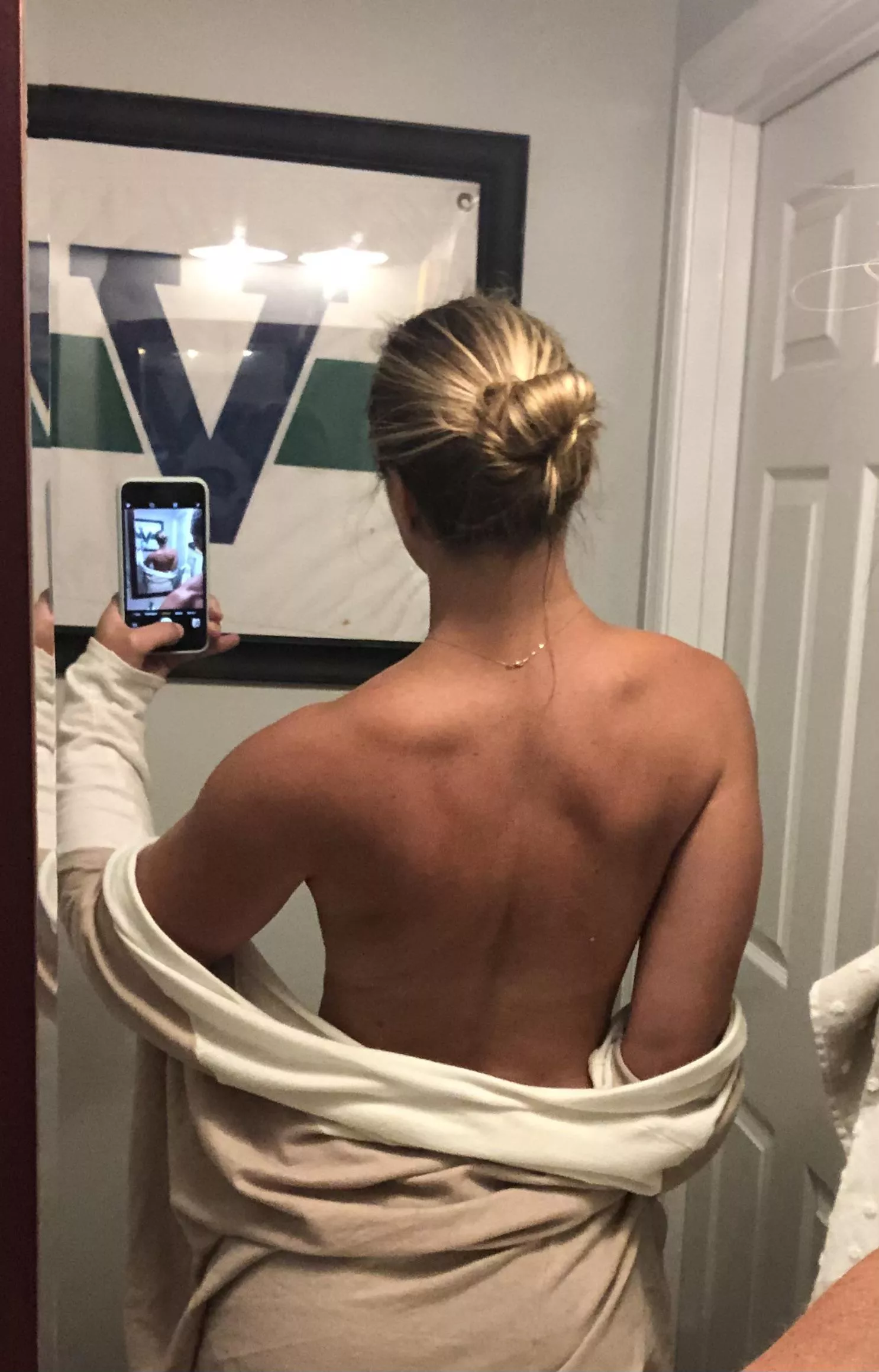 Does anyone get turned on by sexy backs? (f)