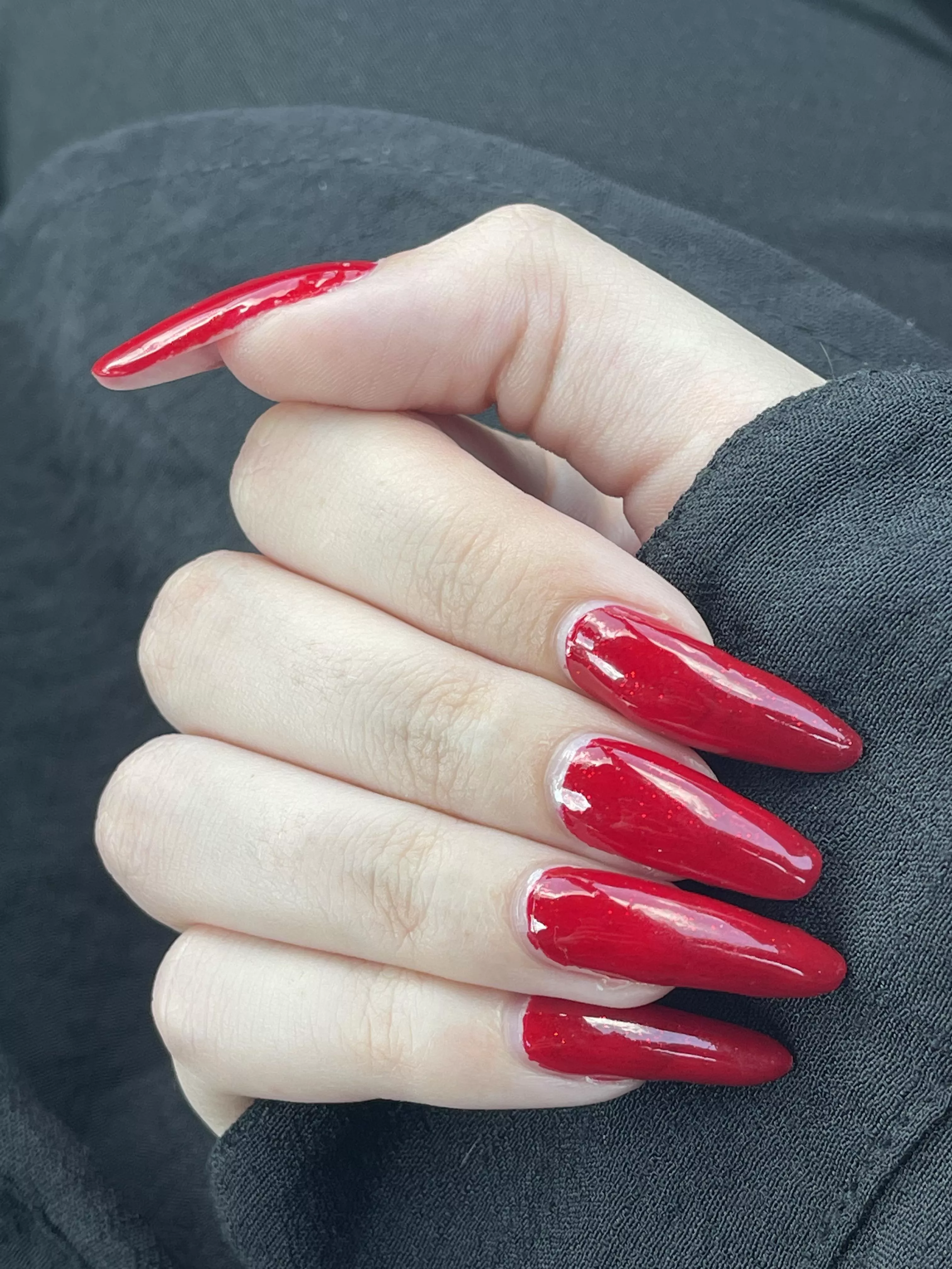 Red nails make me feel so sexy!!