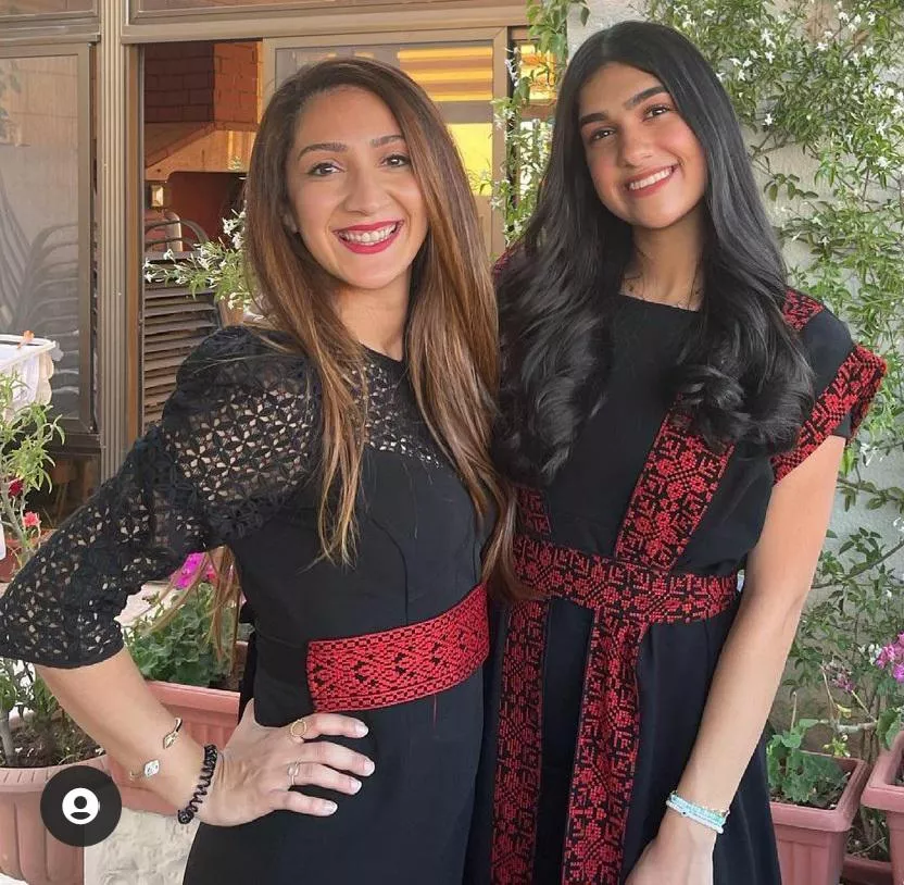 Arab mom and daughter: which one?