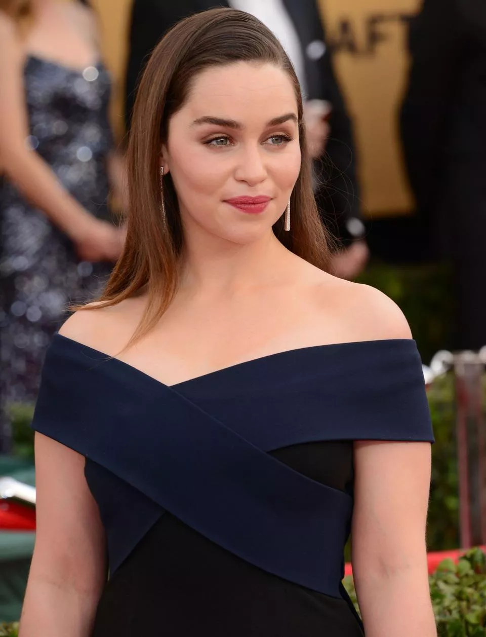 Canâ€™t stop thinking about Emilia Clarke, would love to obsess to and worship her