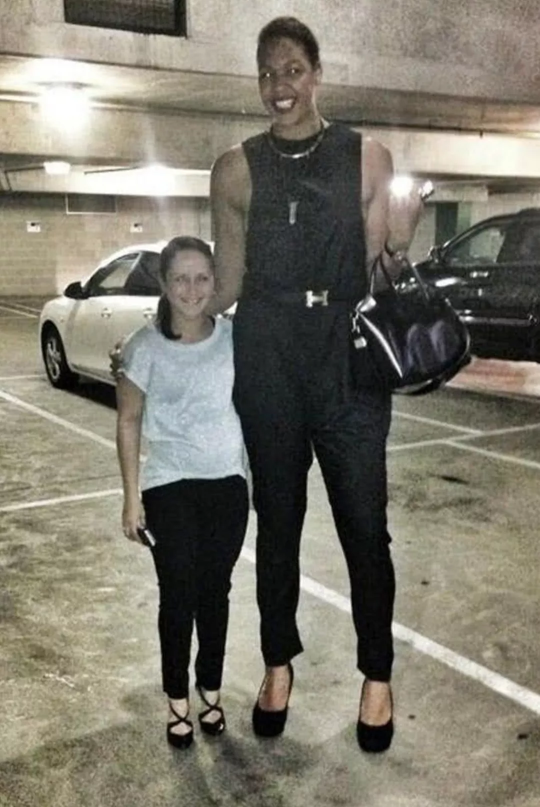 Liz Cambage be huge