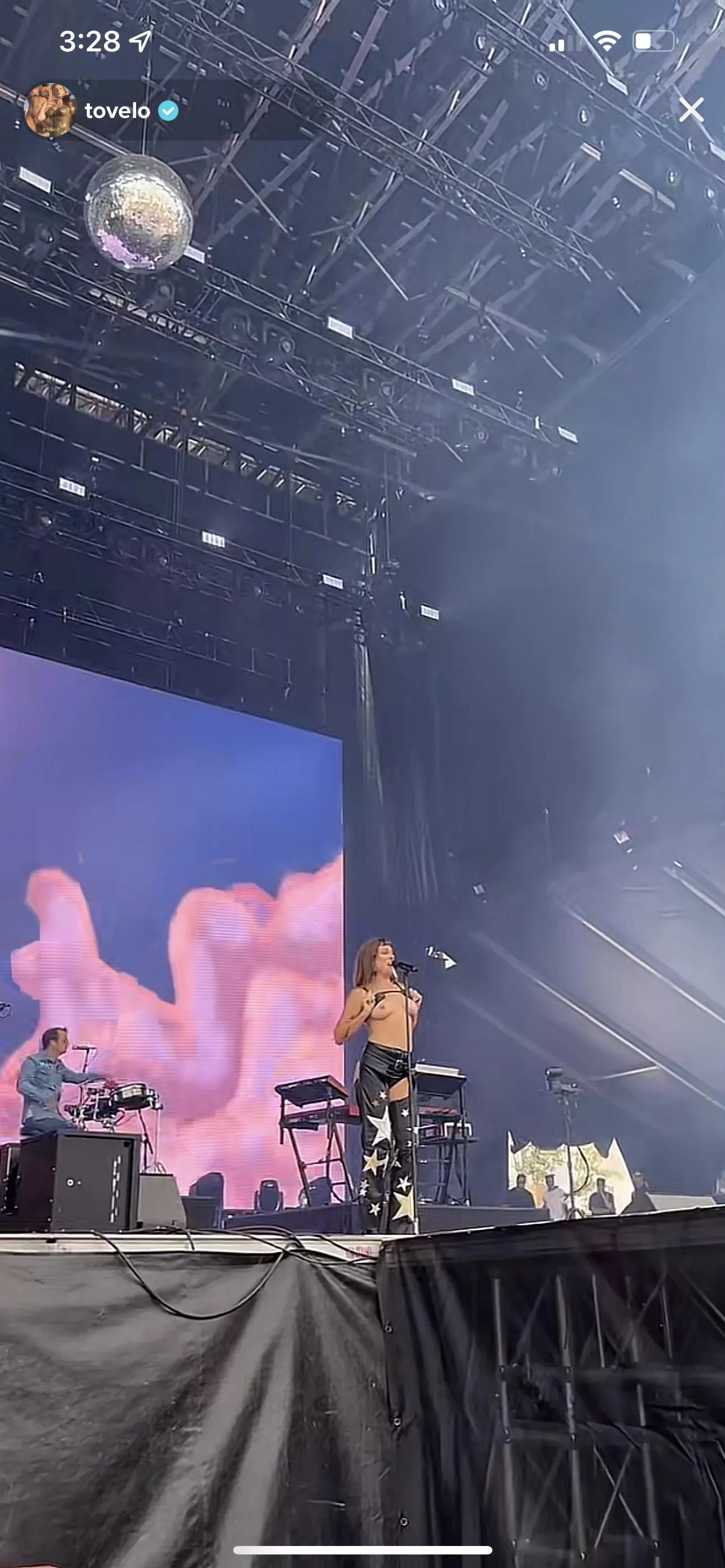 TOVELO FLASHING CAUGHT ON HER TIK TOK LIVE