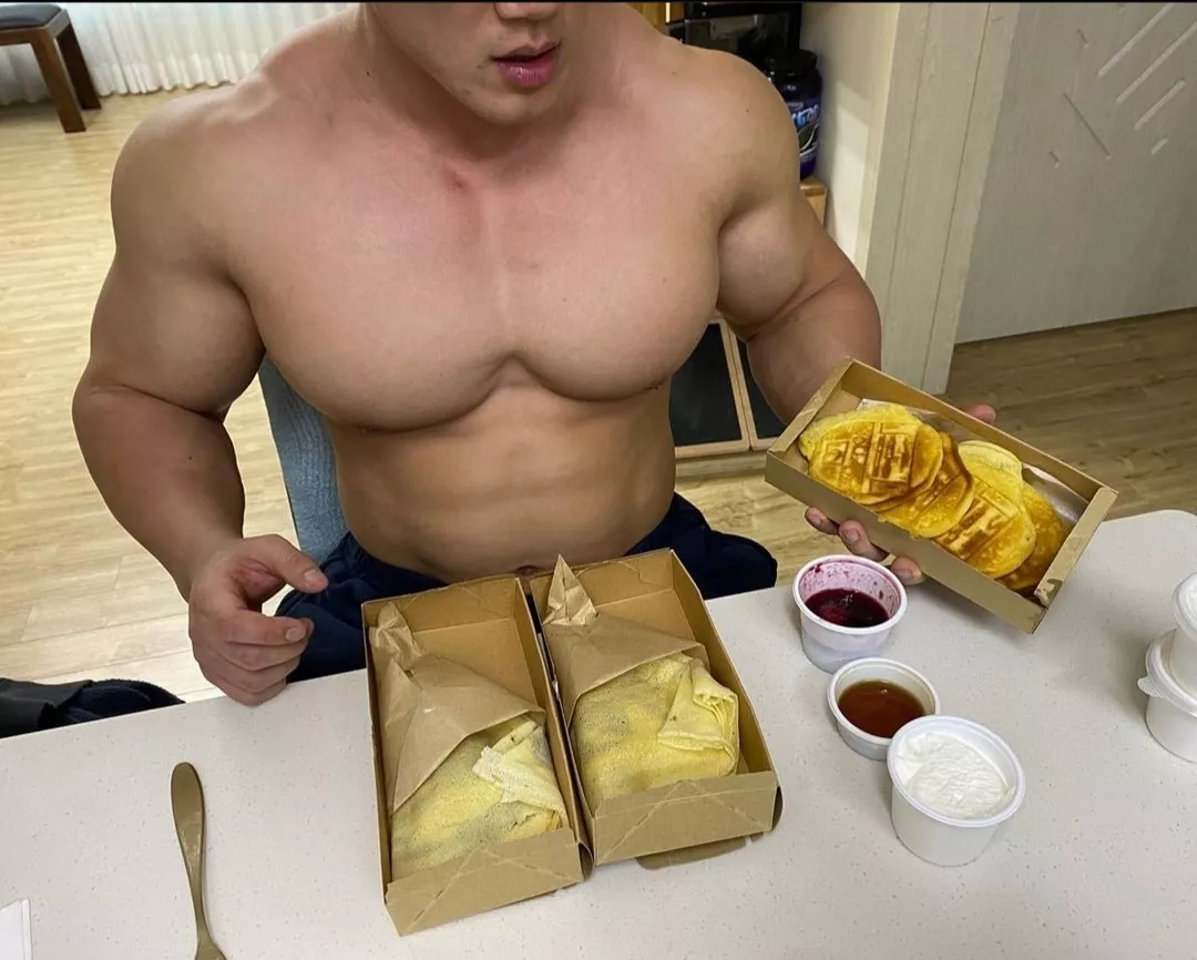 Feeding those massive pecs. Inst: @hk.fficial_