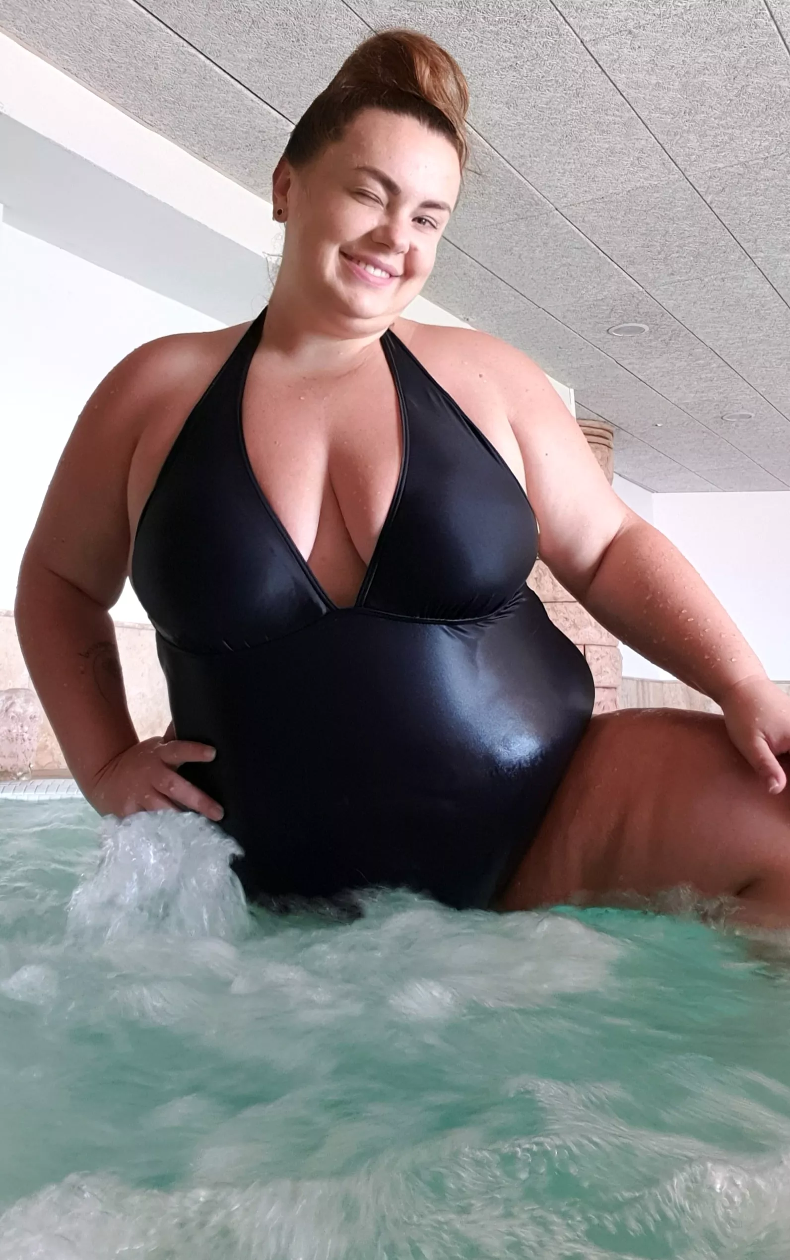 Look how the water💦 caresses my curvy pussy, I want to sit on your face🍓