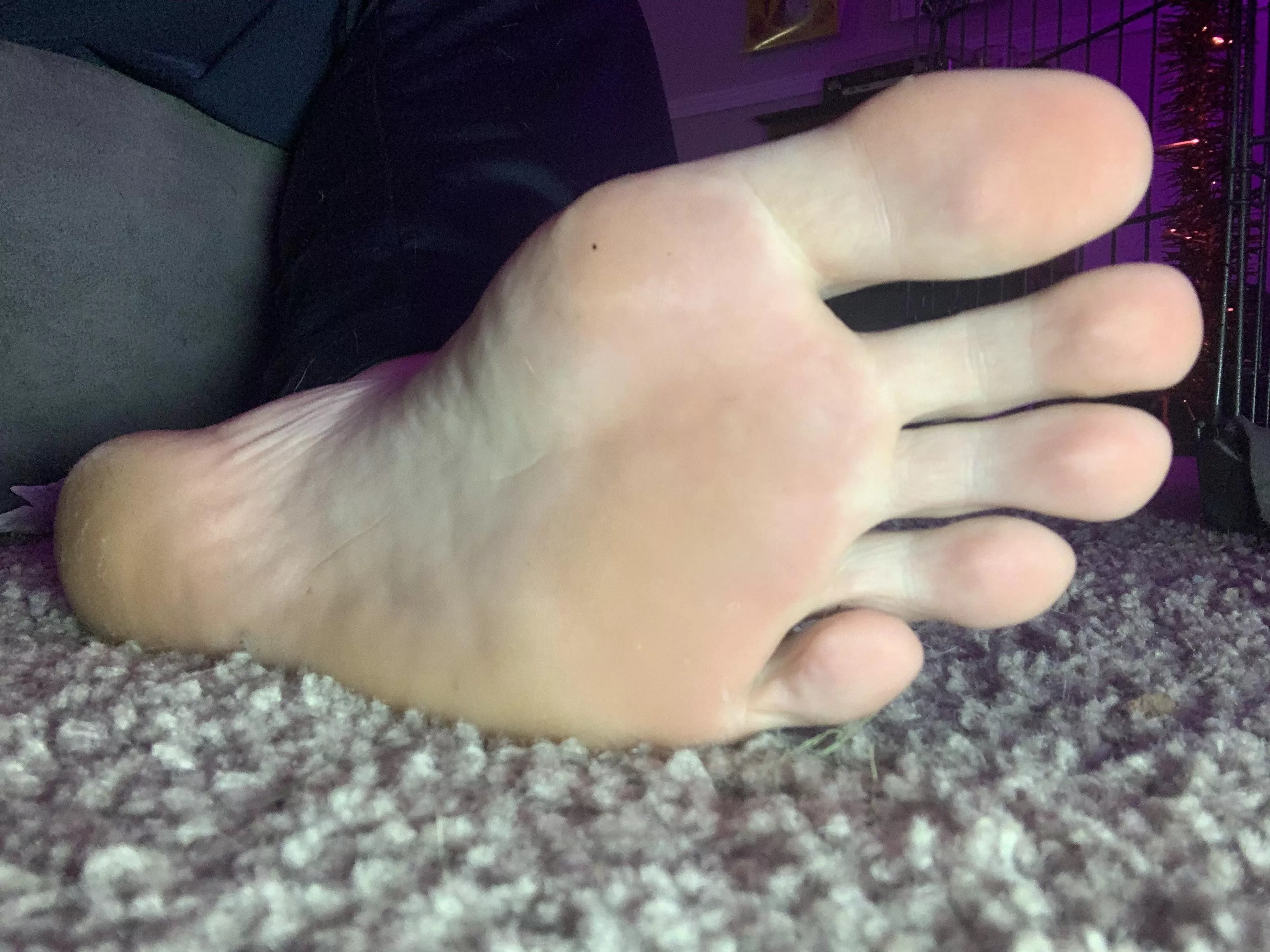 Long toes and a soft sole.