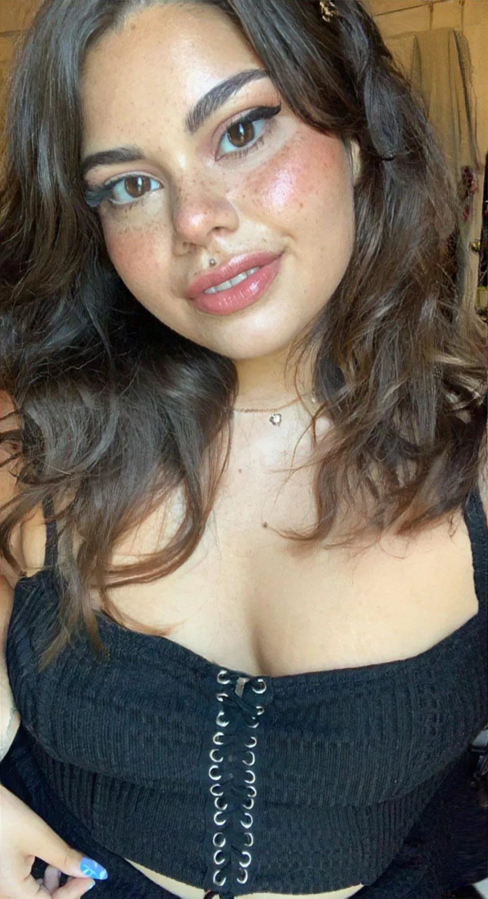 Say hi if you like freckled Latinas! 💋