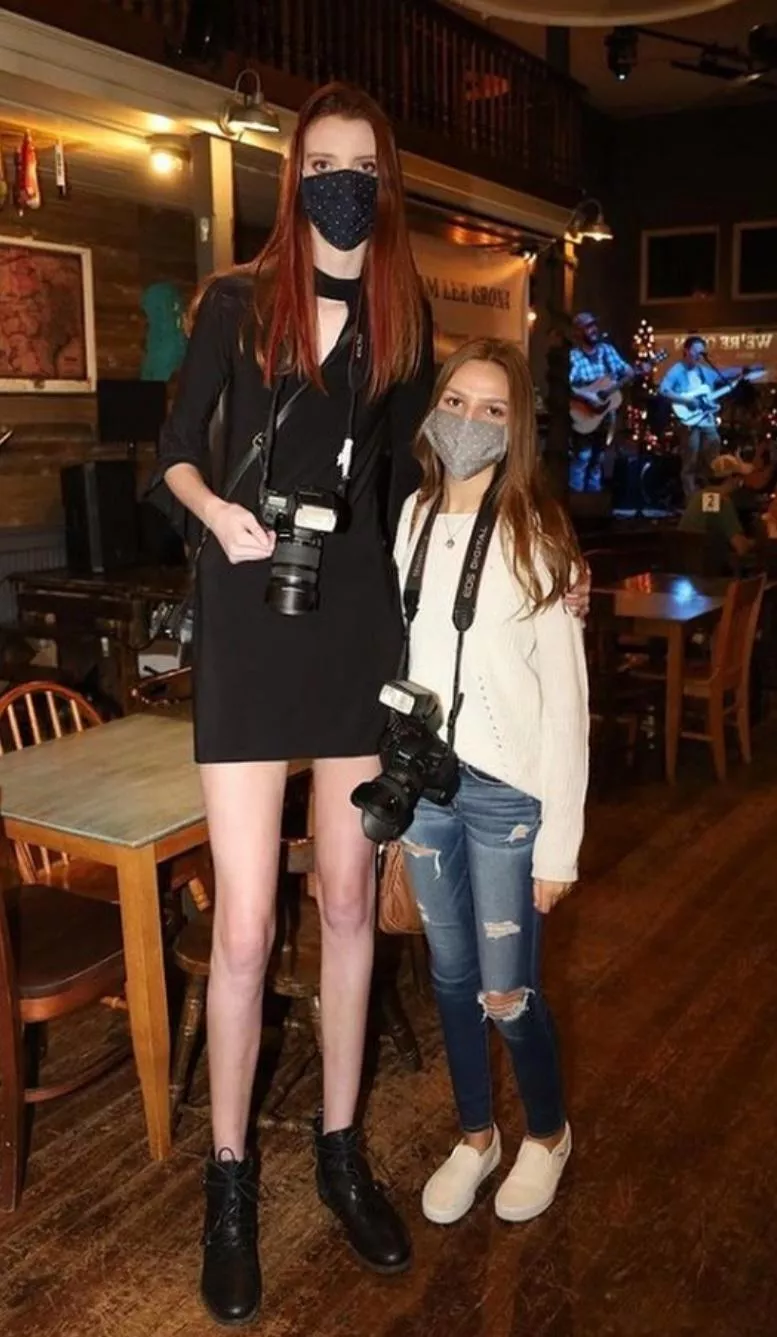 amaizing girl is 6'10