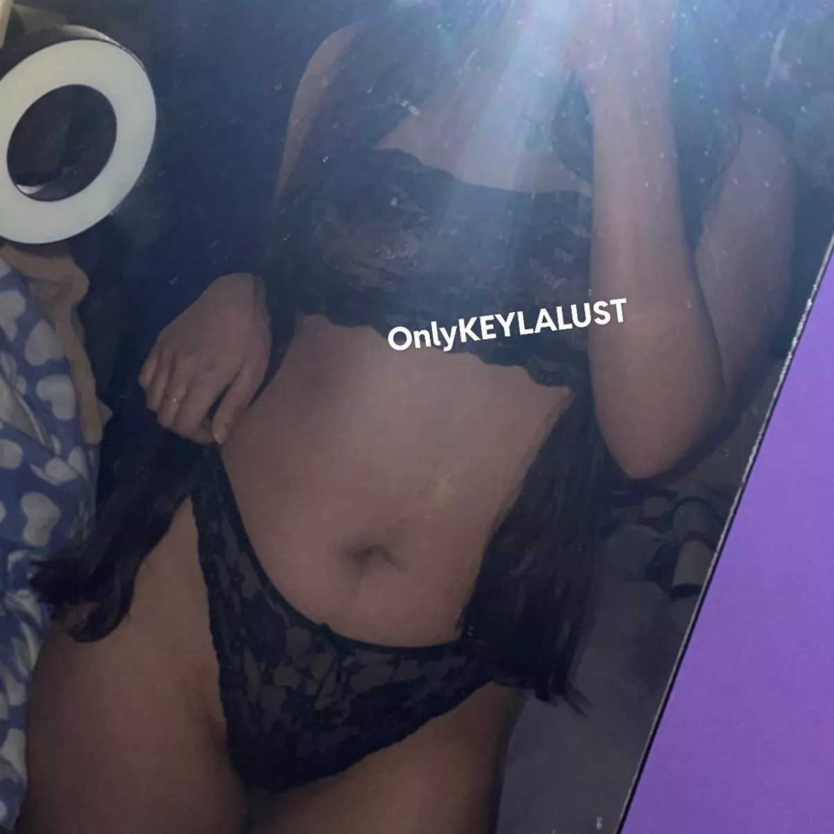 Deep Latina bellybutton for your cum papi 🤯