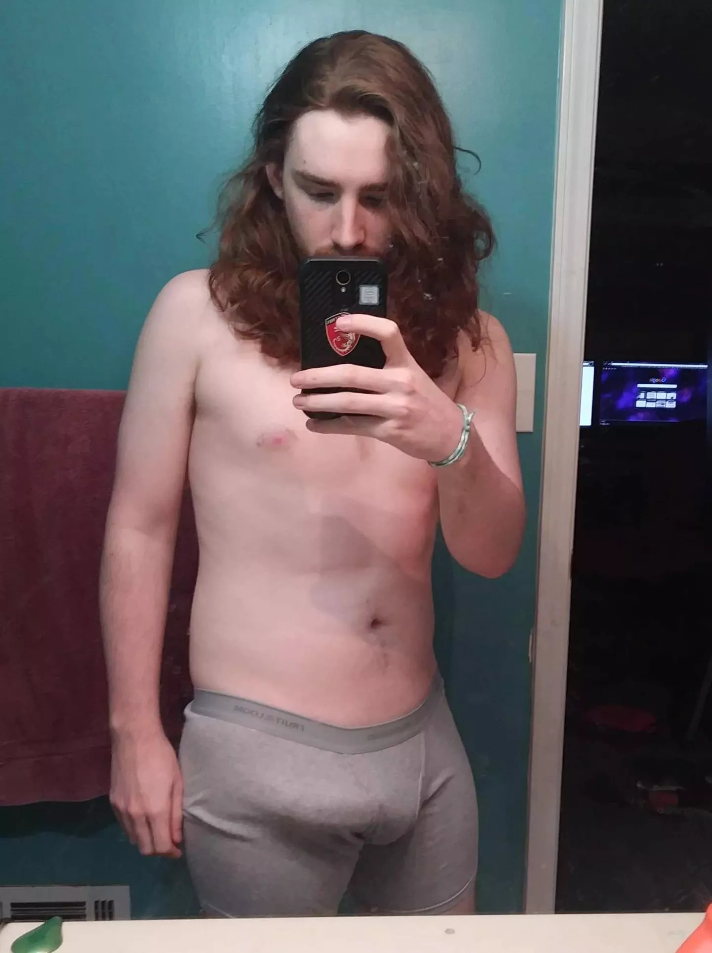 anyone like guys with long hair? :)