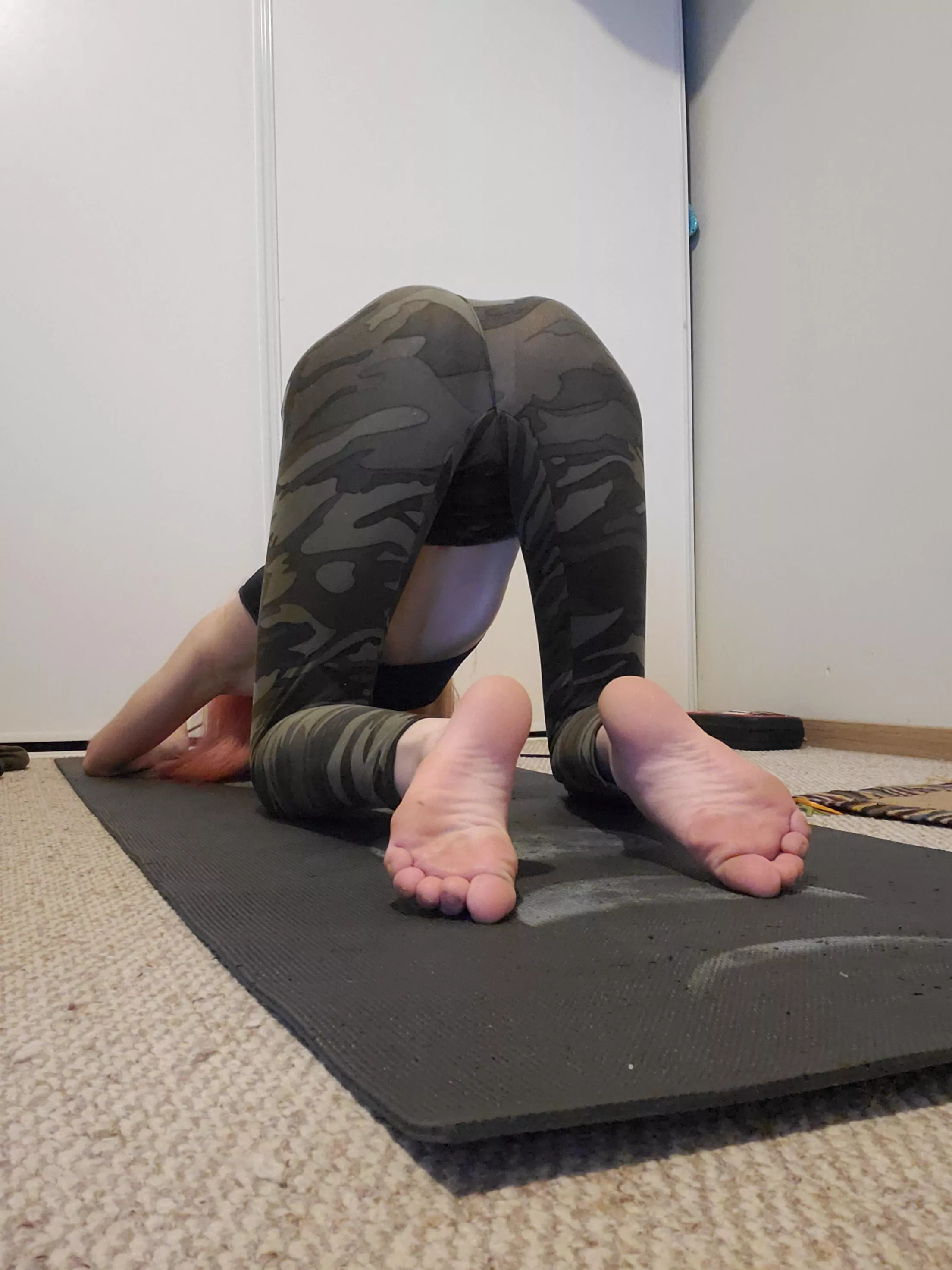 puppy pose in camo yoga pants