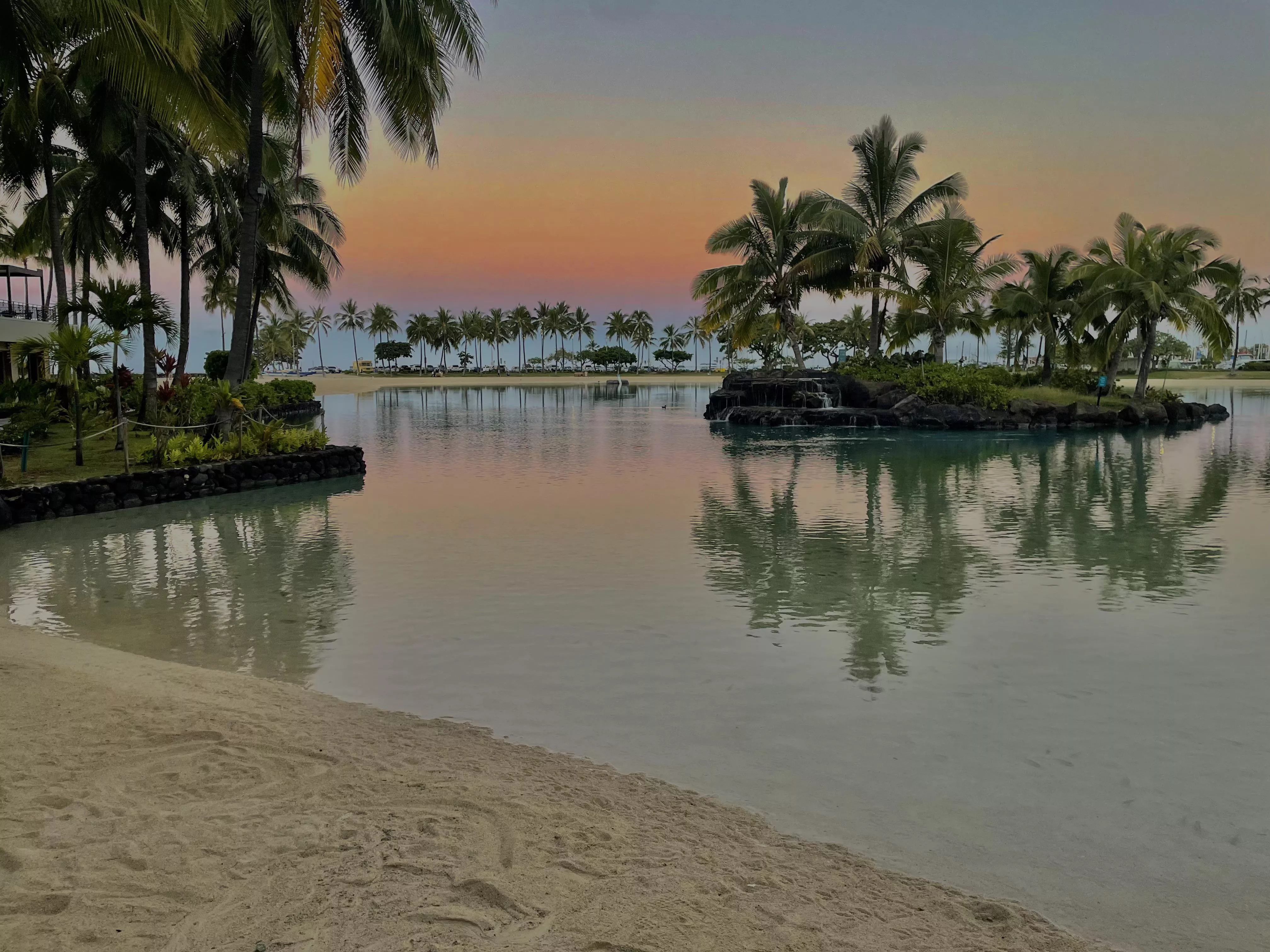 Early morning view in Waikiki 🤙🏻