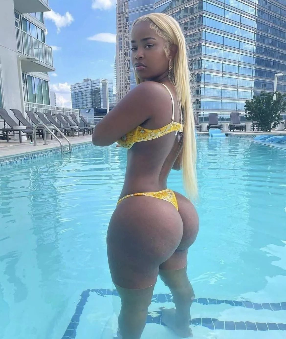 BIG BOOTY QUEEN