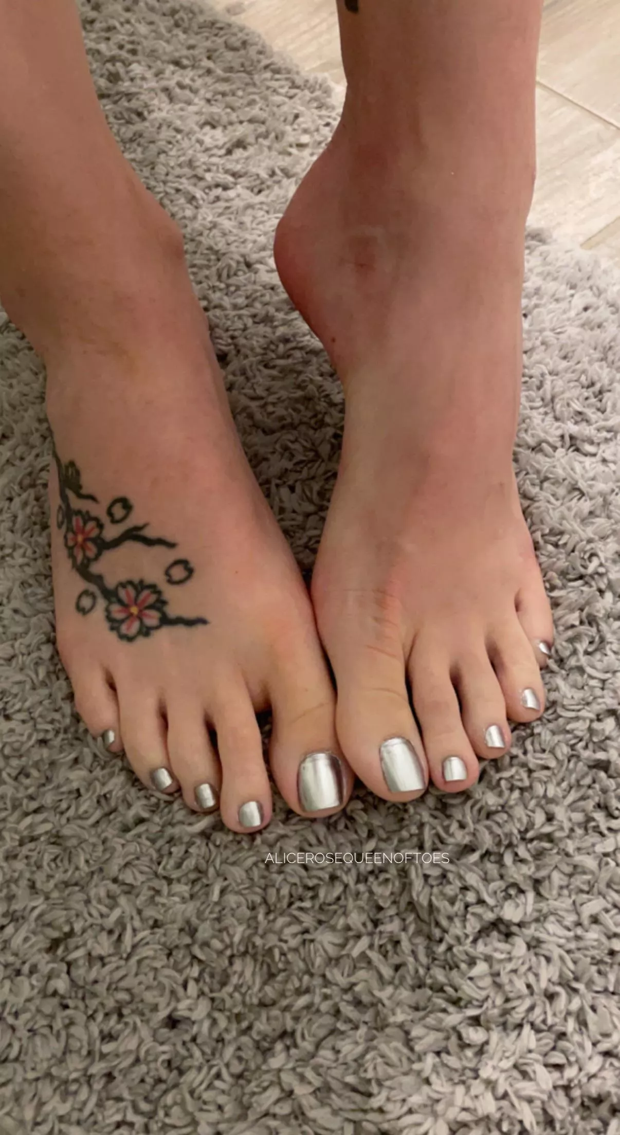 Tried out some new polish today, what do you think about my silver toes? ðŸ¤”