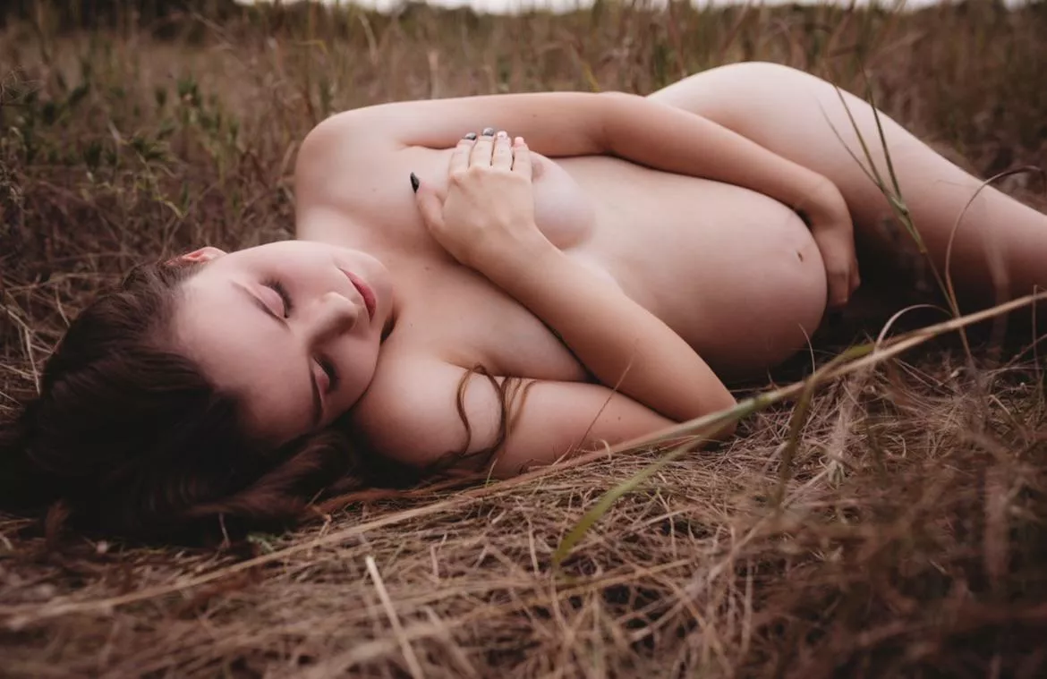 34 weeks pregnant nude in nature