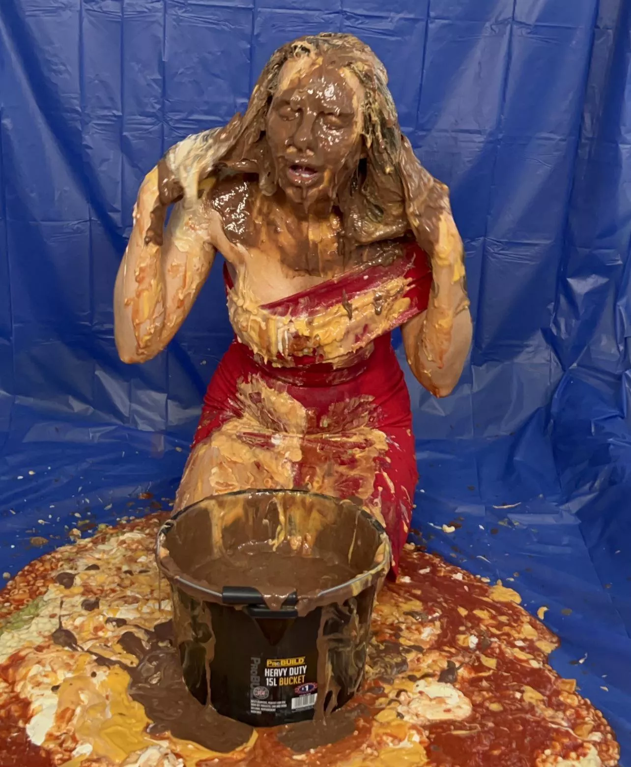 This head dunking marathon was such an amazing Sploshing session! This is the Brownie Batter bucket, perfect texture for full coverage. Whoâ€™d love to see me pour it straight over my head and trash this beautiful dress ðŸ™‹ðŸ»â€â™€ï¸ðŸª£ðŸª£ðŸª£ðŸª£