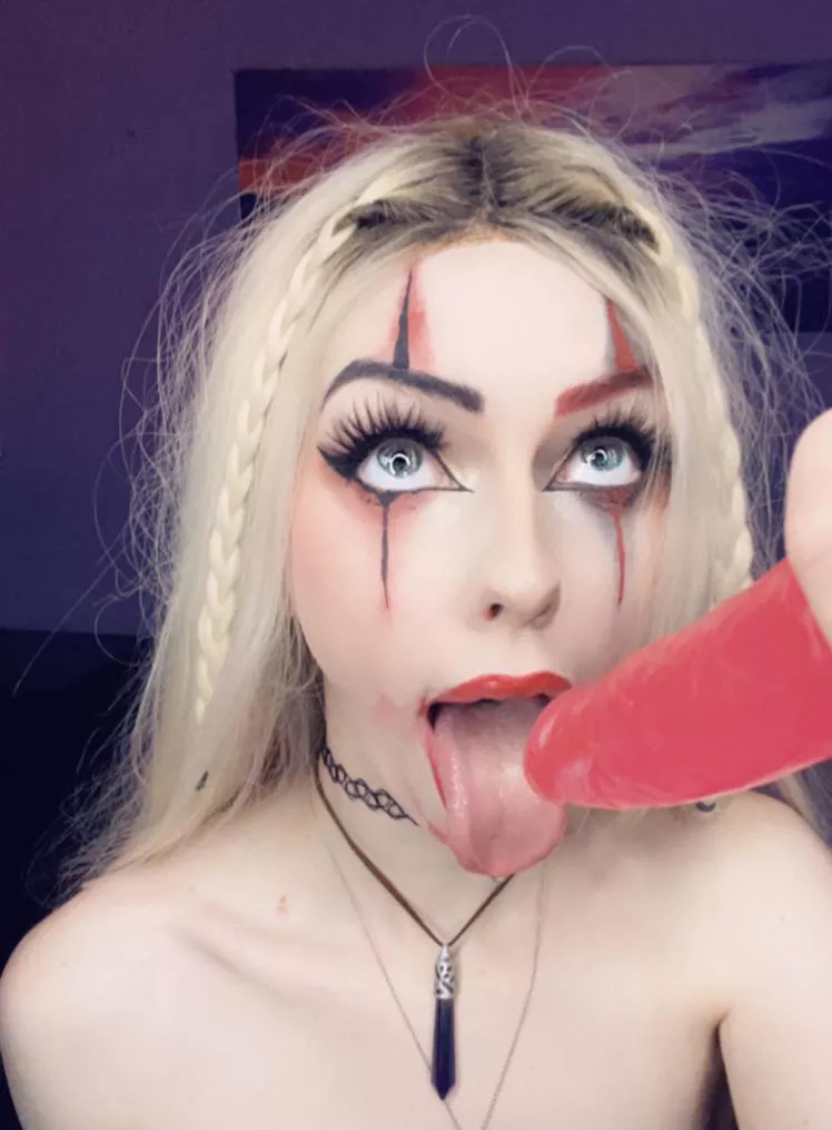 Would you let Harley Quinn suck your cock?