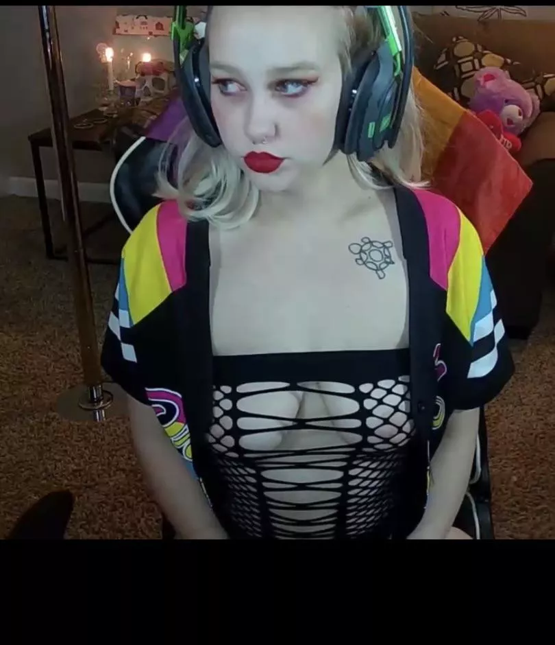 https://m.chaturbate.com/velvetsugar55/ live rn!