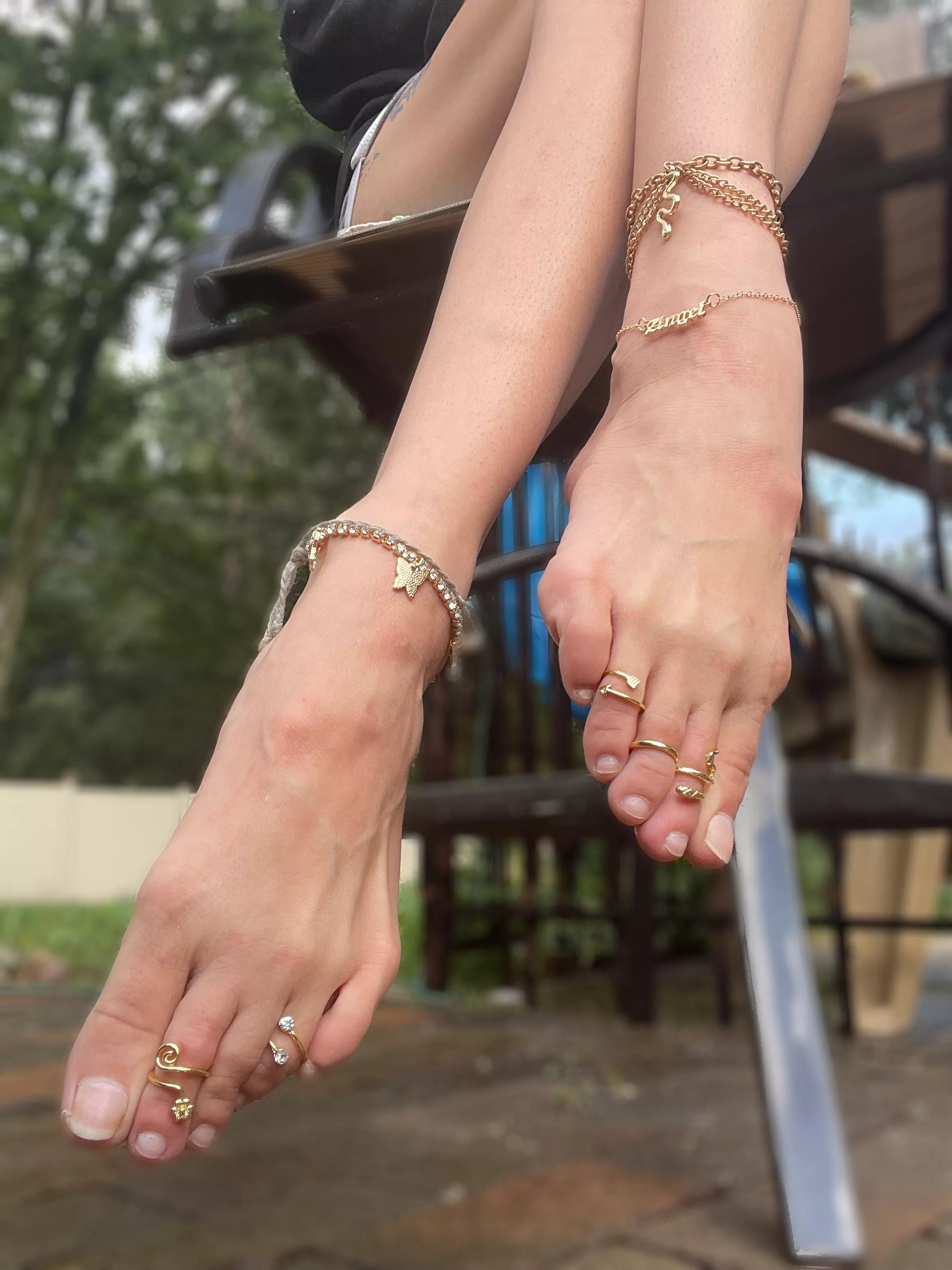 my long sexy toes are draped in gold and waiting to be worshippedâœ¨