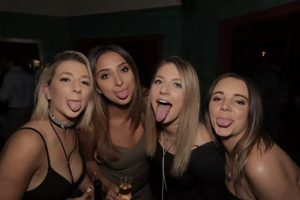 Which tongue would you cum on?