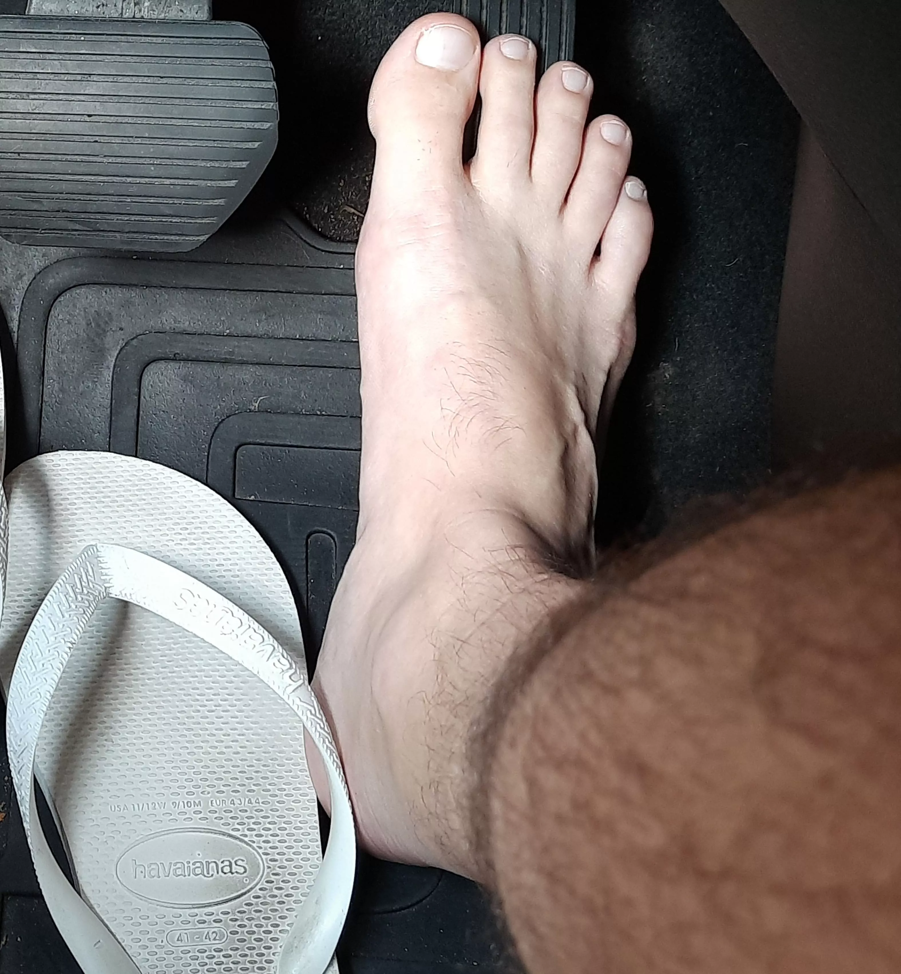 Anyone lkies barefoot driving too?