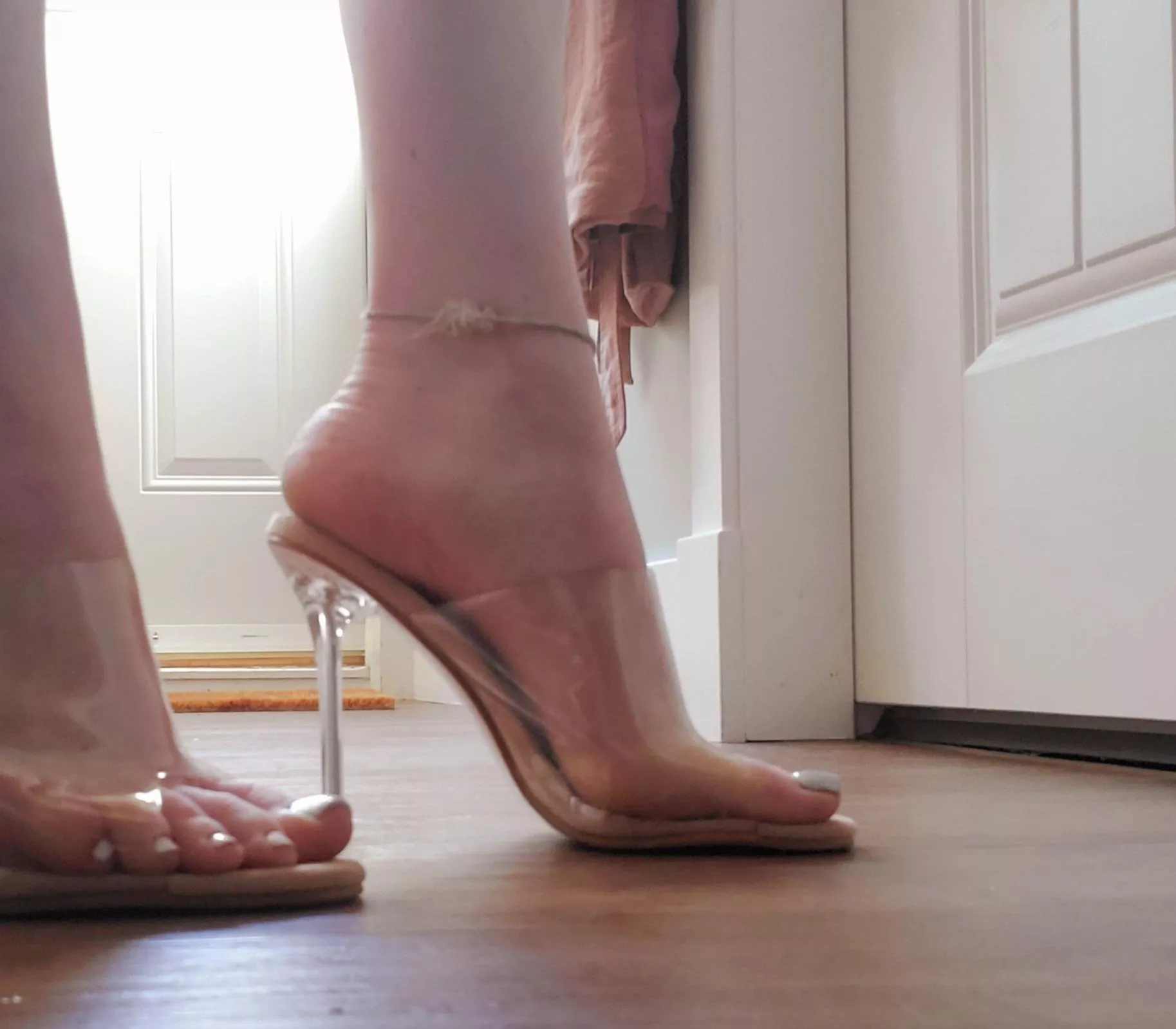 Be honest. Do my clear high heels and extra high arches turn you on too? ðŸ¥µðŸ˜ˆ