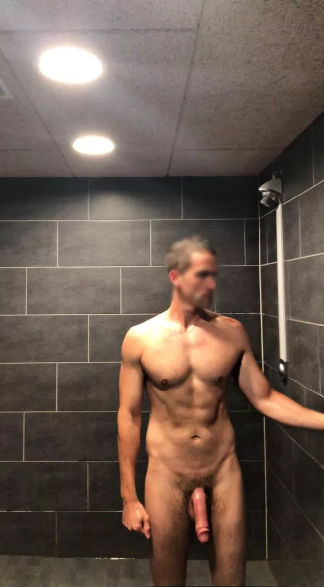 Loooove public showers and showing off