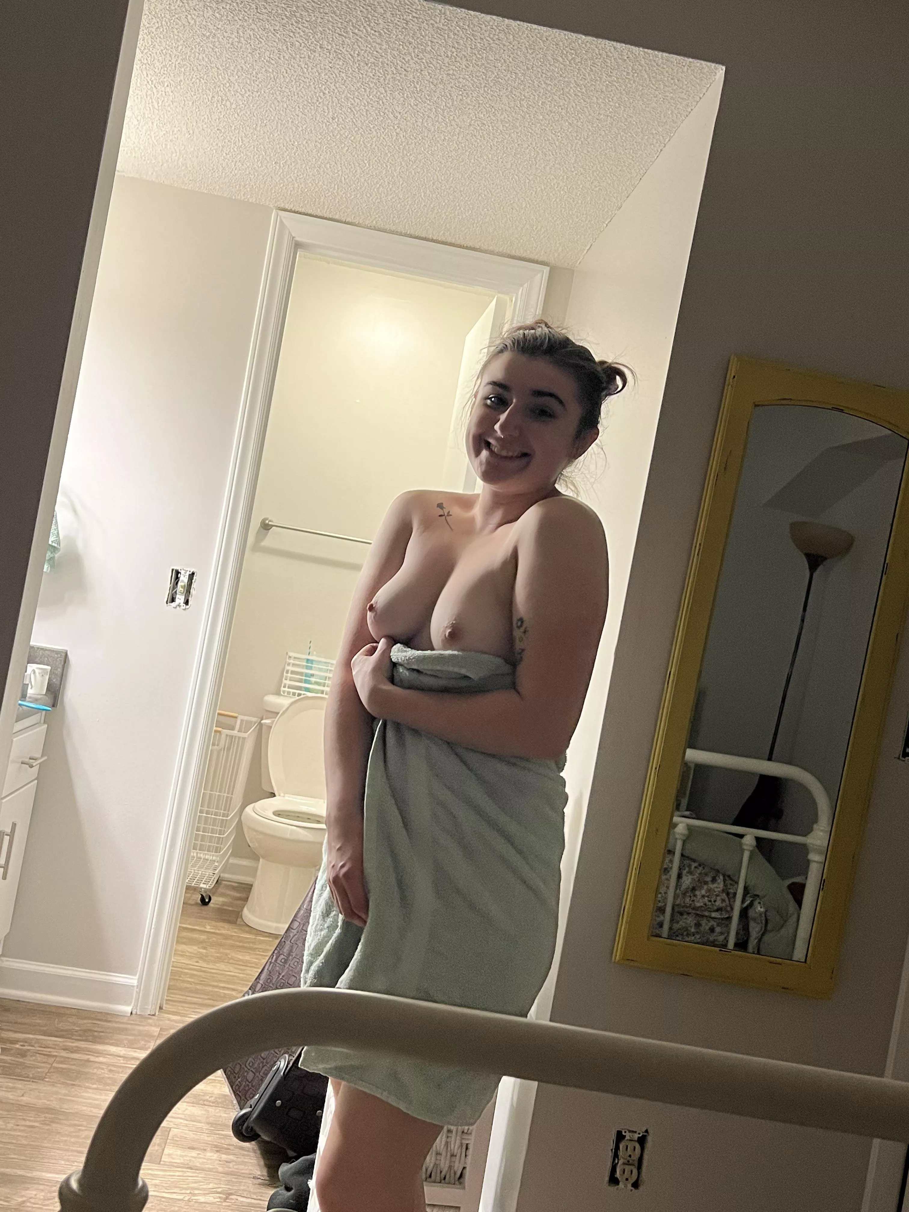 Post shower pic (19f) ðŸ¥º