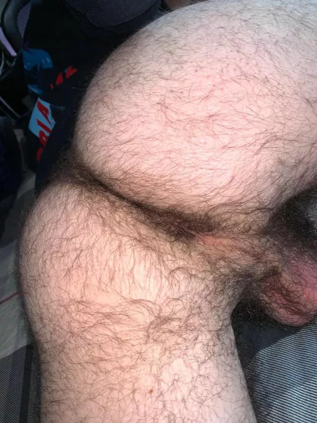 24 in shape bottom bro with a big hairy bubble butt. DM me or add my Snapchat: Str8Furry