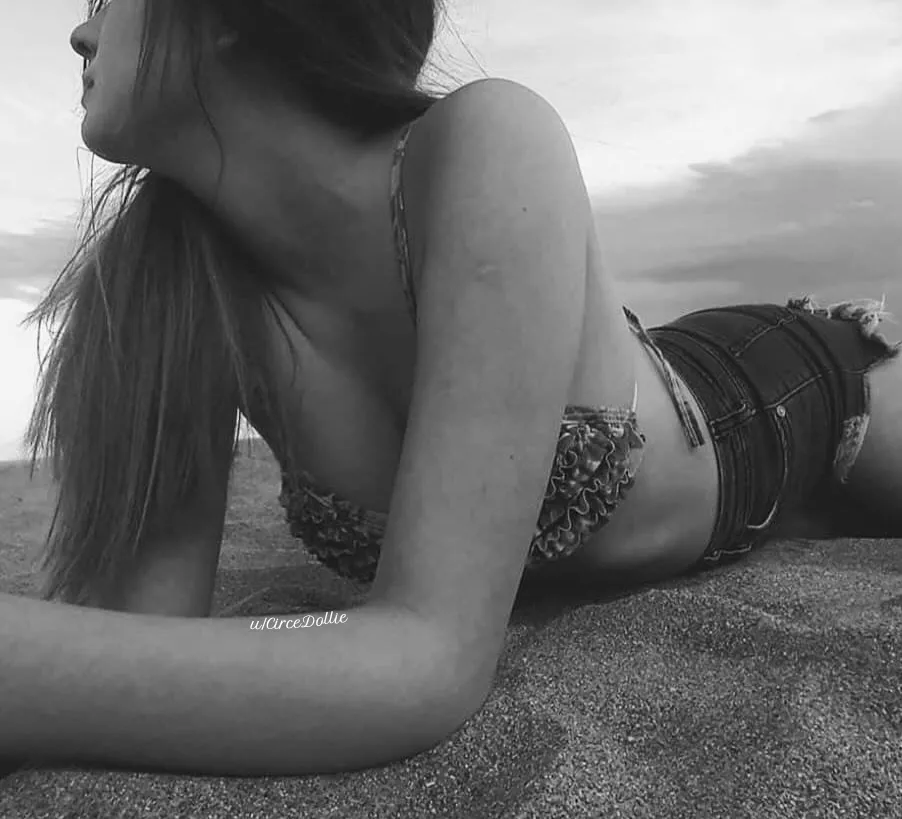 Day on the beach ðŸ–¤ [f]