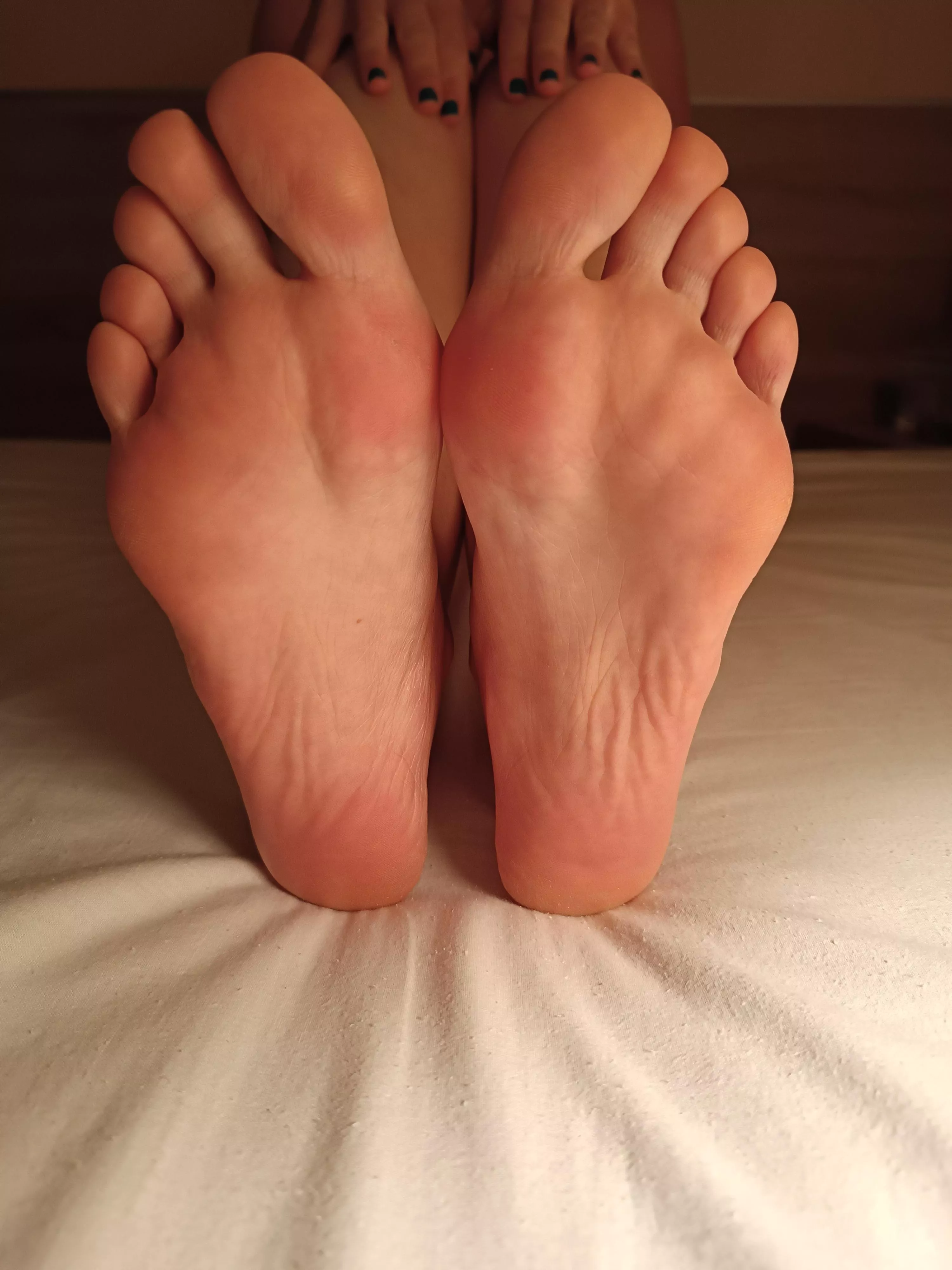 i can give you footjob if you massage them first